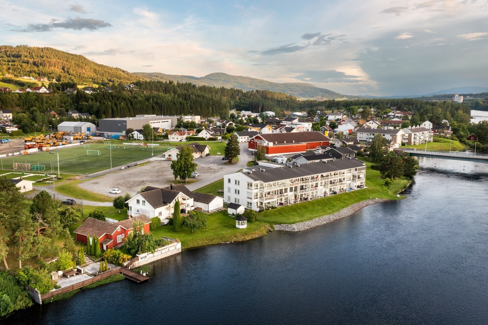 Her kan man virkelig nyte dagene og hvile blikket på den nydelige utsikten over Tyrifjorden! Galleribilde