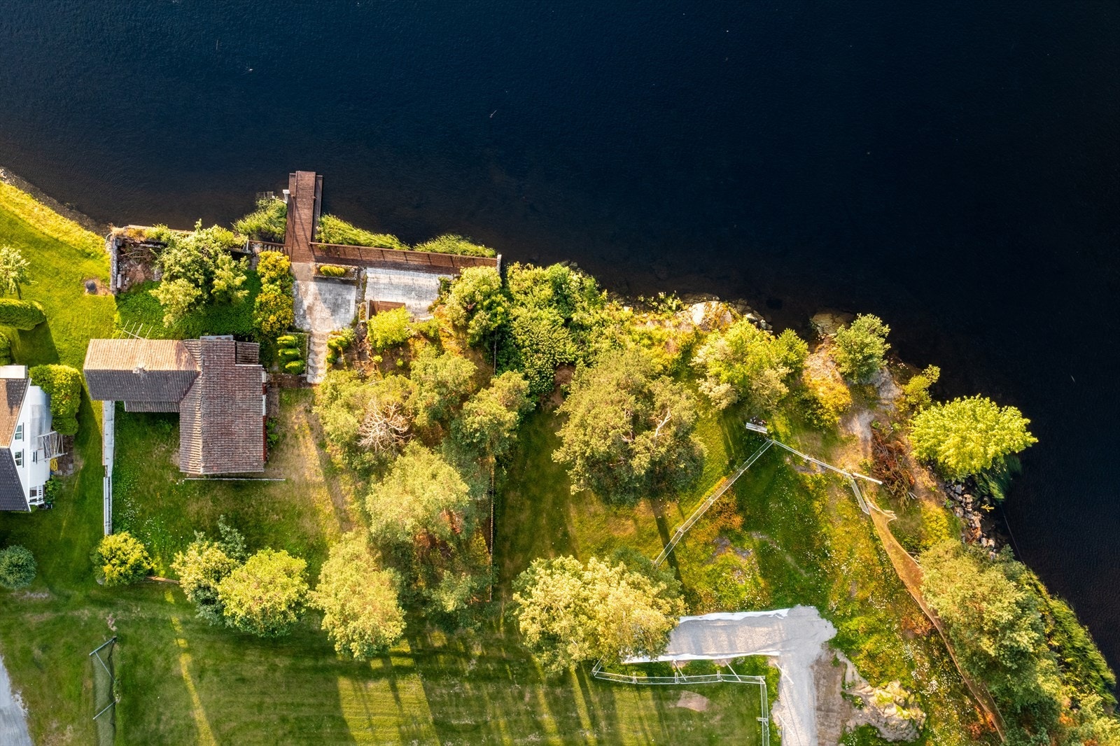 Bygningsmassen på eiendommen er i dårlig stand, og kjøper må påregne vesentlig renovering eller evt. vurdere og søke om rivning. Galleribilde