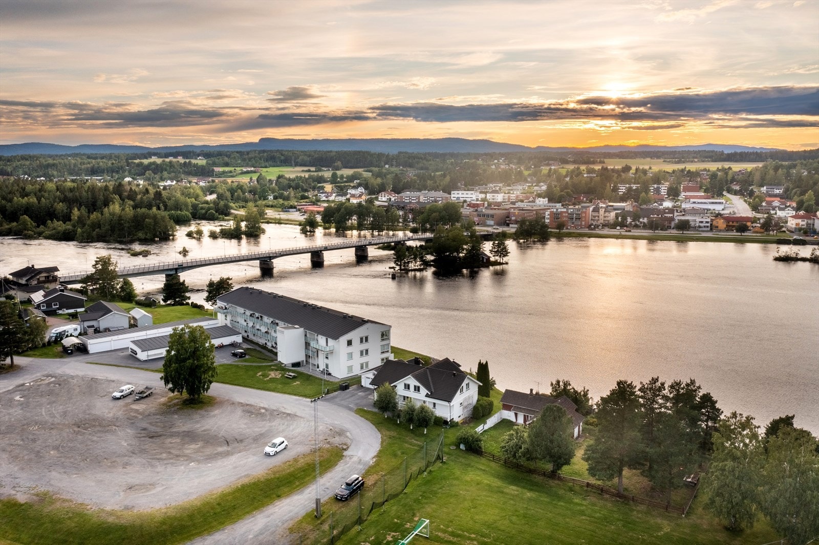 Det er umiddelbar nærhet til idrettsanlegg. I sentrum finner du butikker, servicetilbud og det meste du måtte trenge i en travel hverdag. Galleribilde