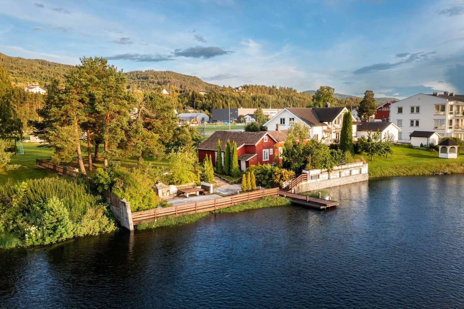 Perle ved Tyrifjorden med strandlinje og egen brygge. Galleribilde