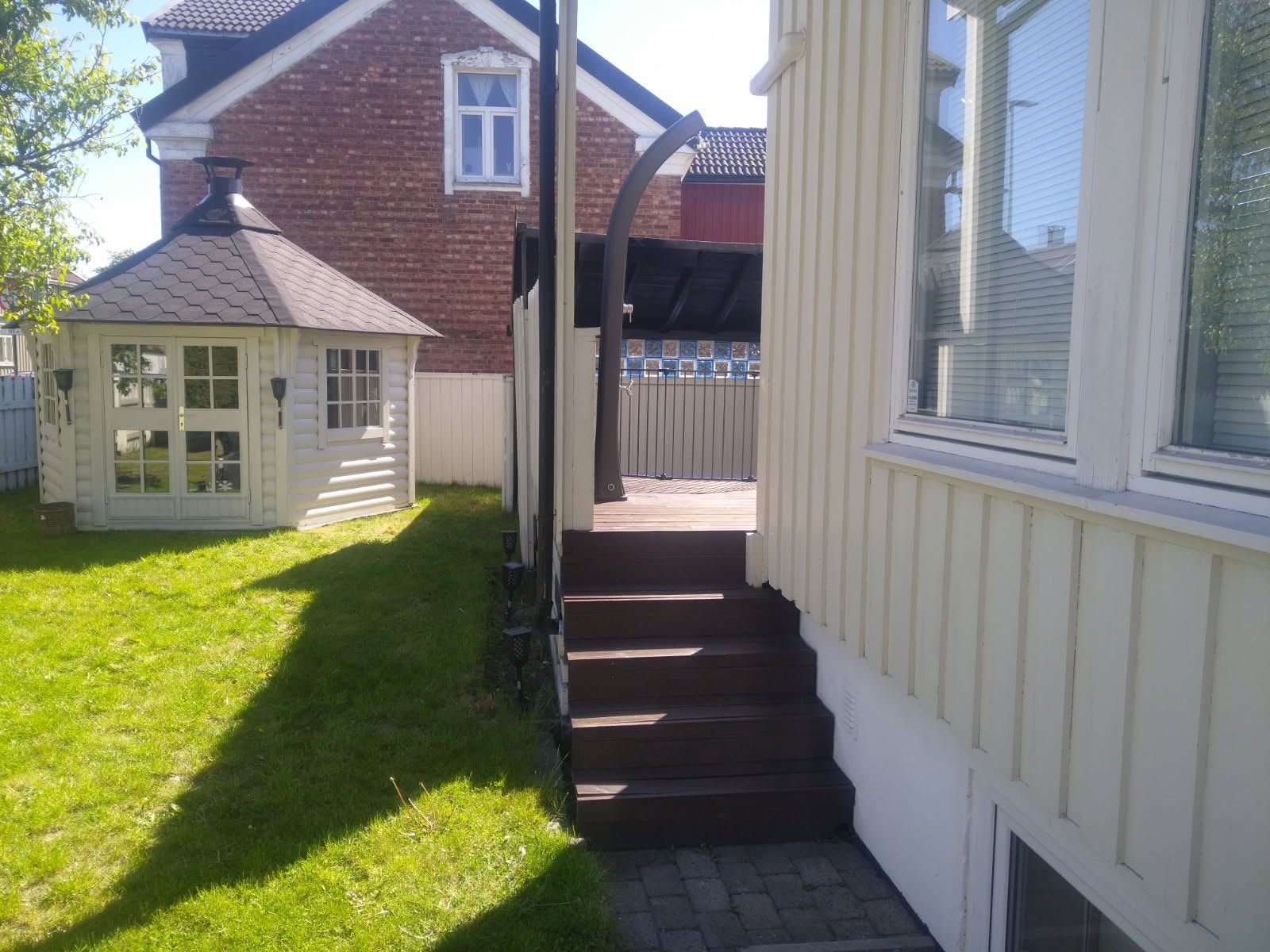 Det medfølger en hyggelig grillhytte i treverk med bålpanne og benker innvendig. Galleribilde