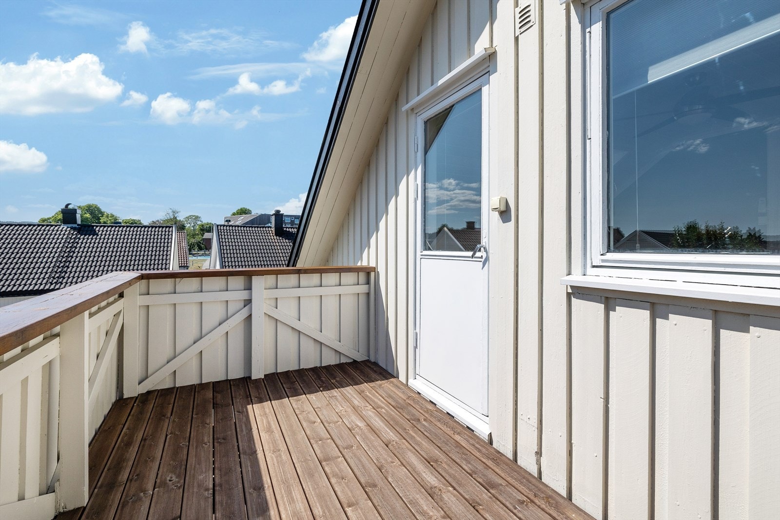 Balkong utenfor soverom med treplatting ca 8 m2. Nye terrassebord 2020. Galleribilde