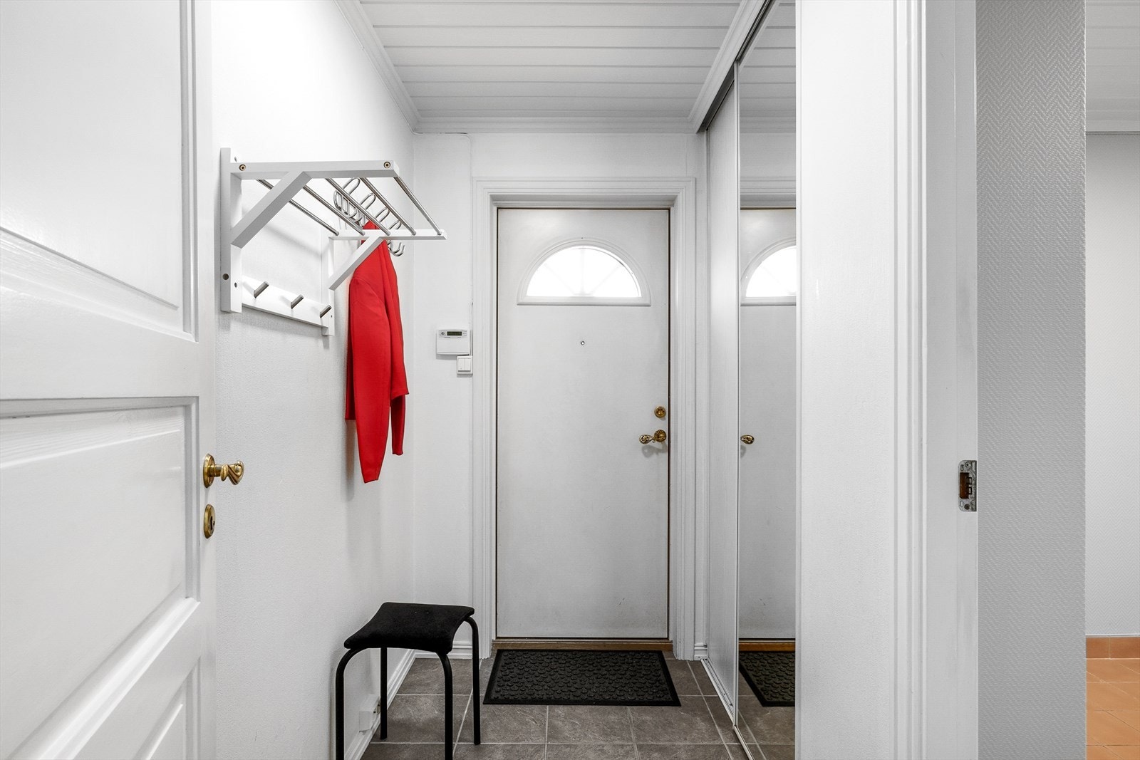 Første møte med boligen er en lys og pen entrè med skyvedørsgarderobe. Galleribilde