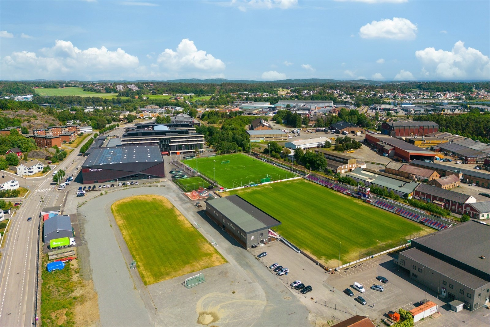 Det få minutter gange til Fram Idrettslag og idrettshall vegg i vegg. Ved Fram Stadion ligger Arena Larvik - byens storstue med konserter, messefasiliteter og en rekke arrangementer. Galleribilde