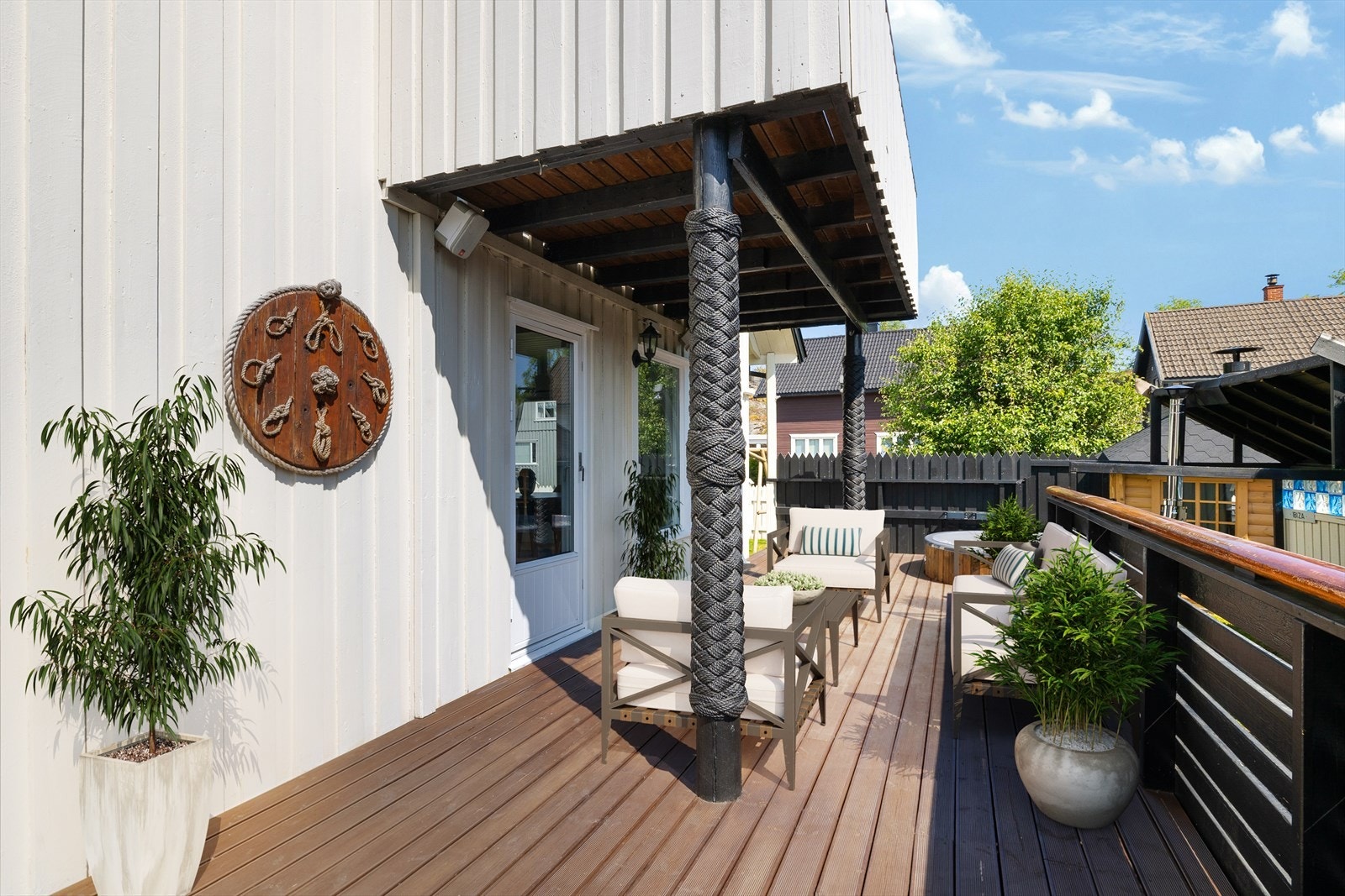 Terrasse i treverk ca 30 m2 utenfor stuen og med trapp til hagen. Galleribilde