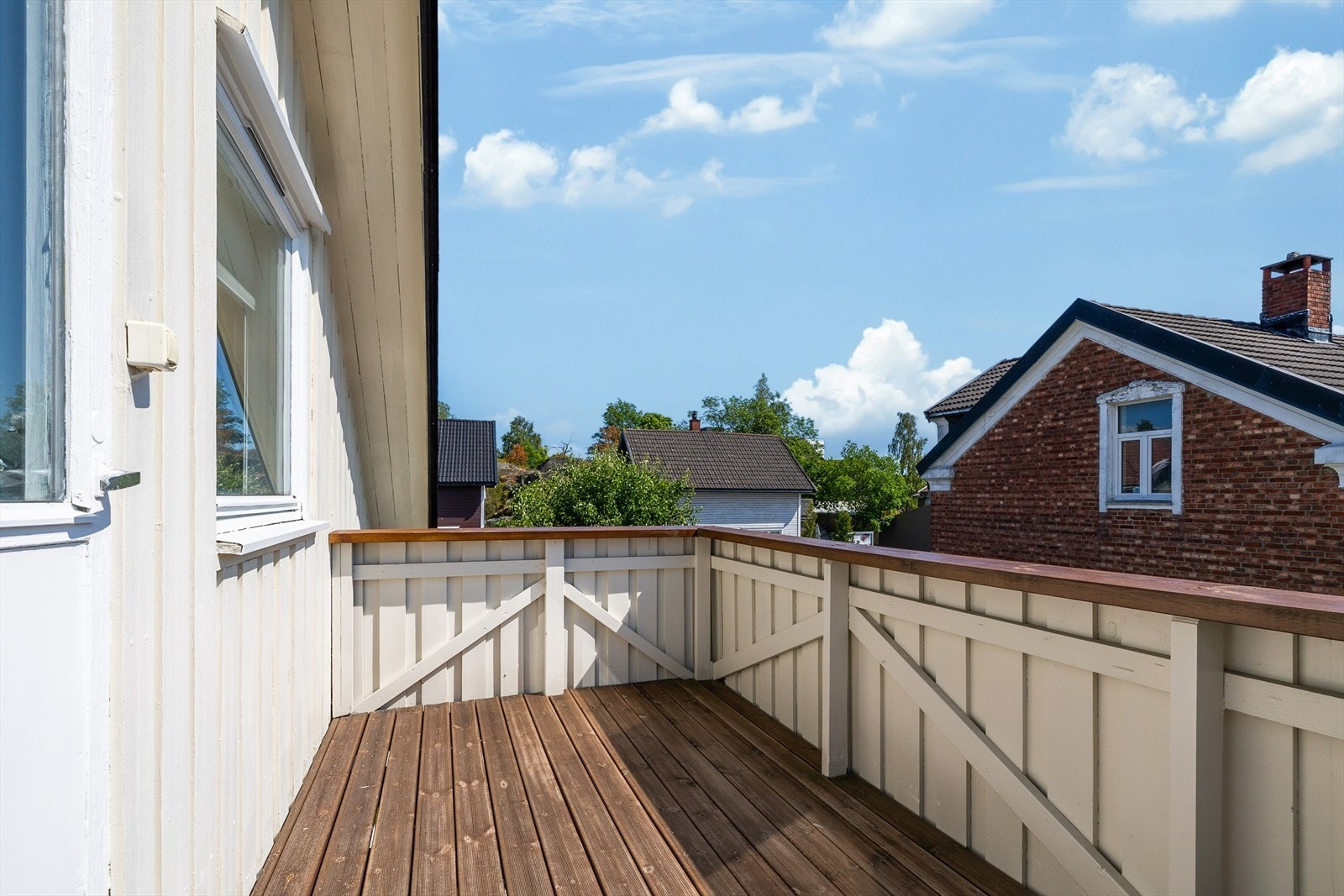 Utgang til solrik terrasse fra hovedsoverommet. Galleribilde