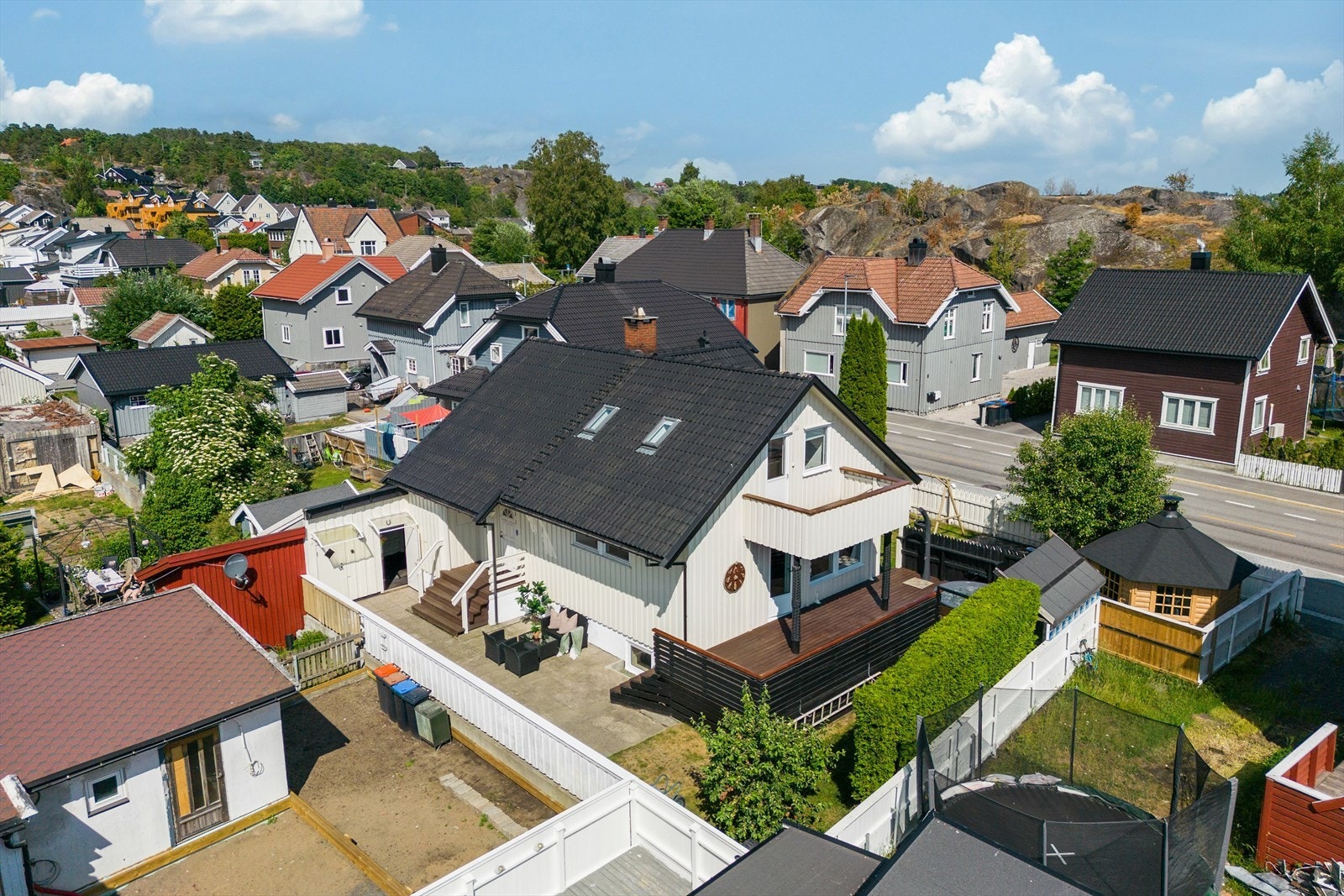 Reipbanegata 3b er en velholdt og godt arealutnyttet enebolig over to plan pluss innredet hybel kjeller med egen inngang. Galleribilde