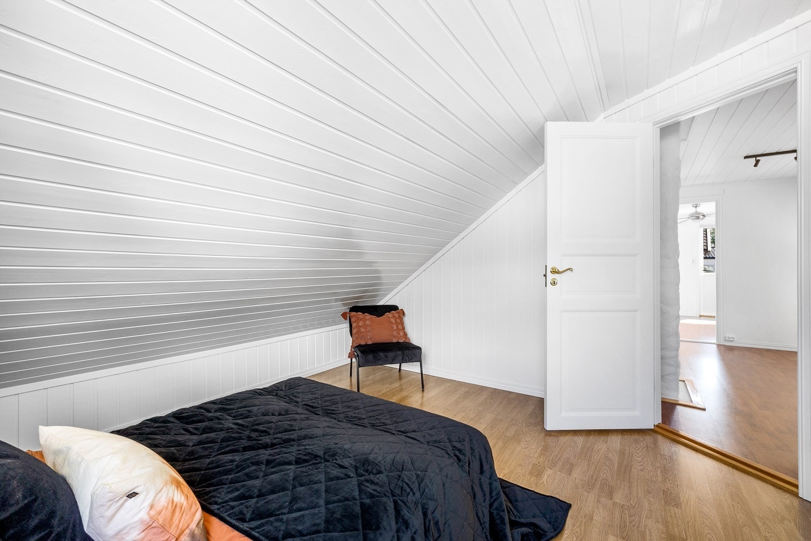 Boligen er innredet med tre lyse og pene soverom i 2.etasje. Galleribilde