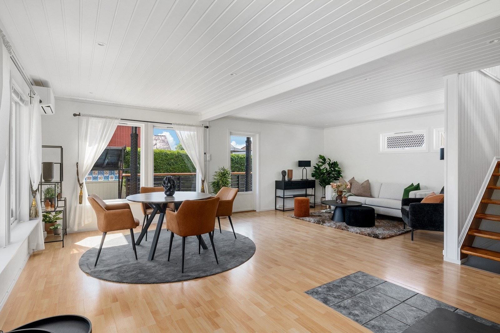 Den mest naturlige plasseringen av hjemmets spisestue er det plass til spisebord hvor man kan samle familie og venner til hyggelig samvær med god plass til langbord. Galleribilde
