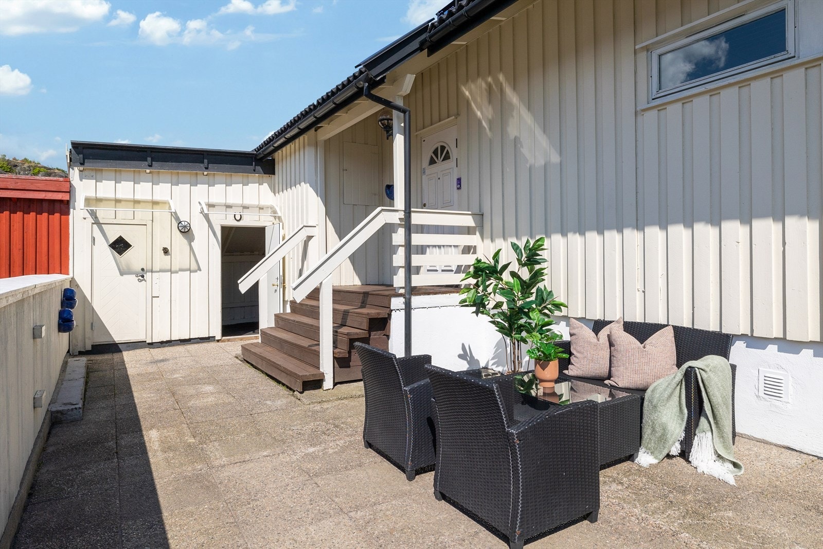 Utenfor inngangsparti er det stor markterrasse ca 36 m2 med
betongheller. Galleribilde