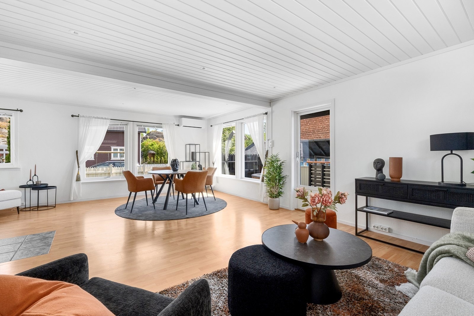 Boligen er eksklusiv og stilsikker med meget god standard. Galleribilde