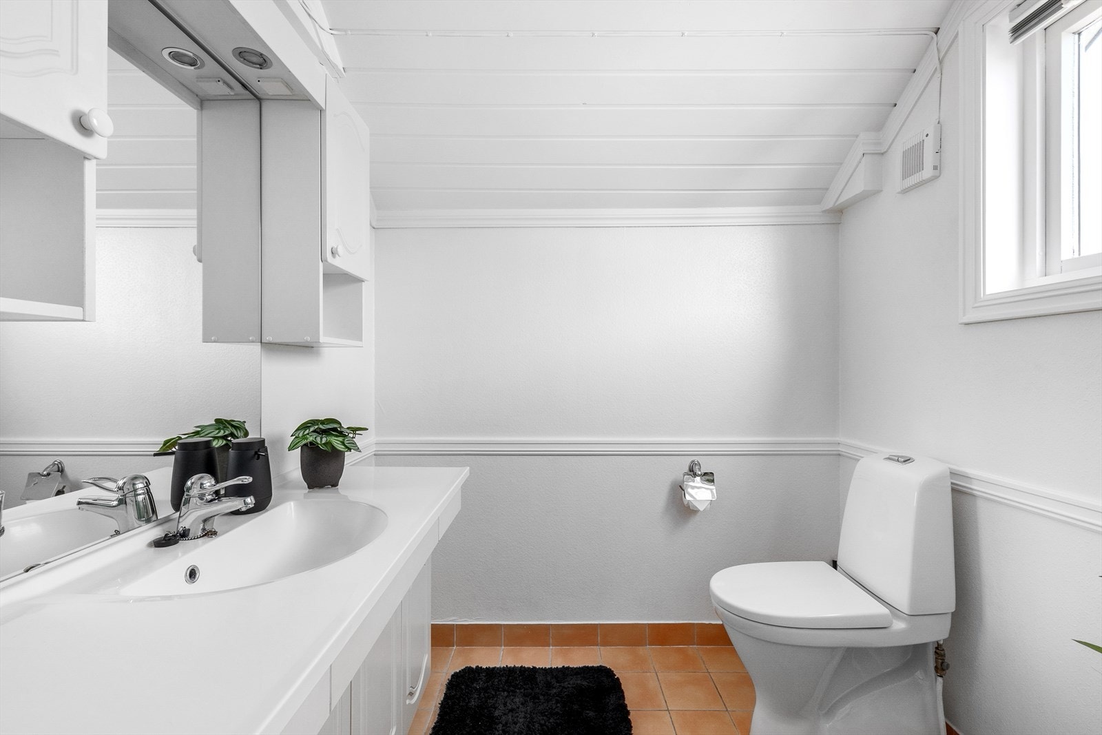 Innredet med nyere baderomsinnredning med nedfelt servant, toalett, dusjkabinett fra 2019. Galleribilde