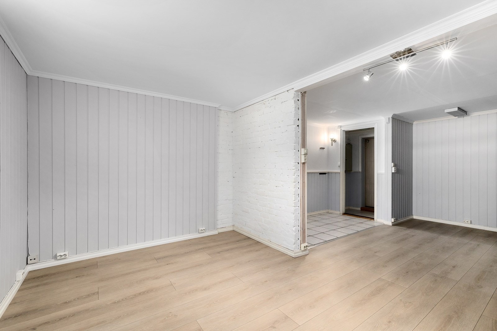 Stuen i hybelen har laminat på gulv og panel på vegger. Galleribilde