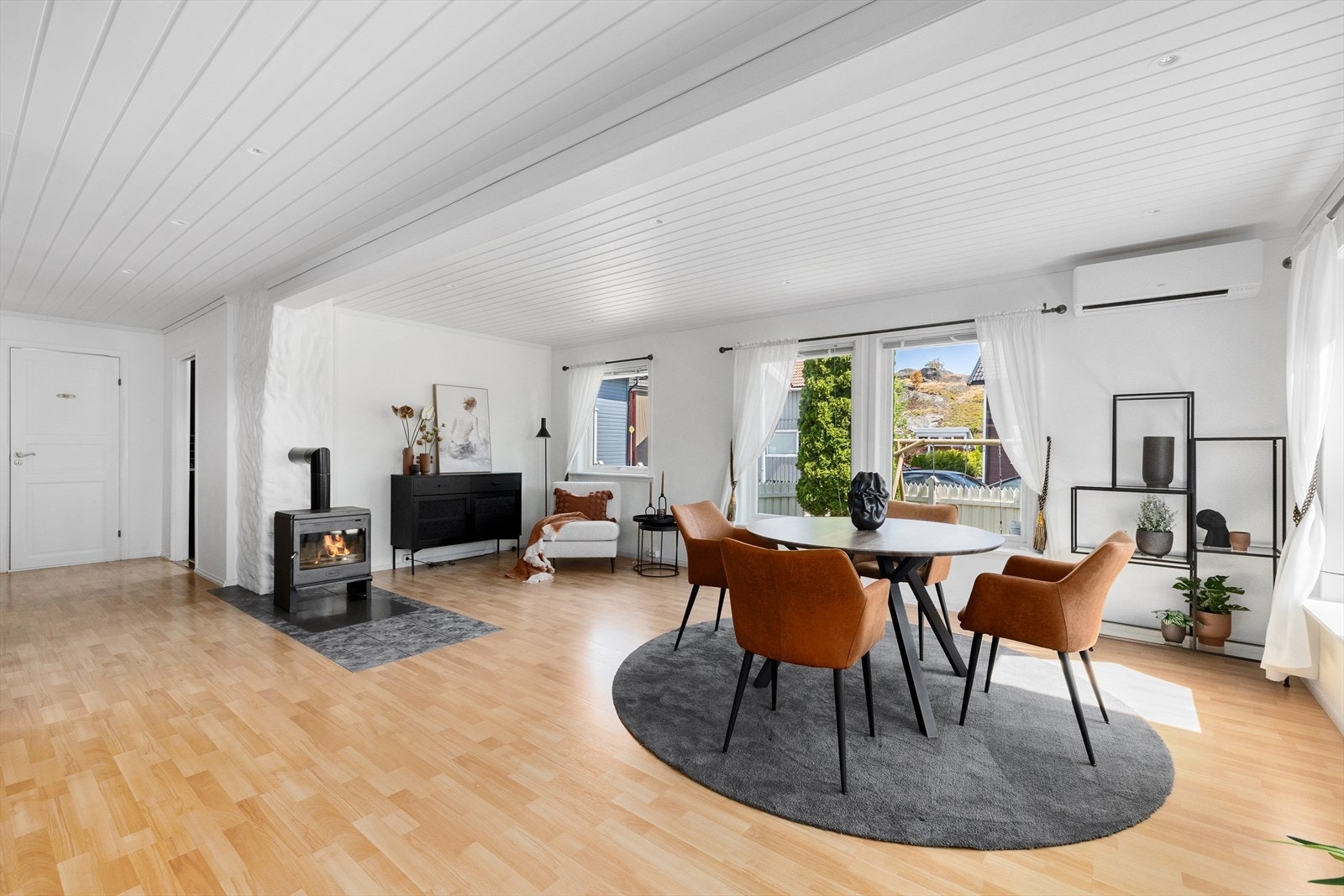 Boligens stue i 1. etasje utgjør et stort rom hvor store og dels dype vindusflater, masse lys og herlig romfølelse dominerer inntrykkene. Galleribilde