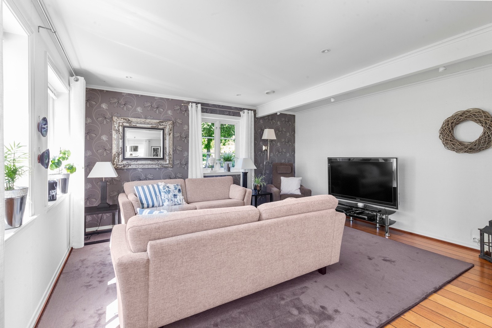 Dette rommet er perfekt for både avslapning og sosiale sammenkomster, med en harmonisk overgang mellom innendørs og utendørs opphold. Galleribilde