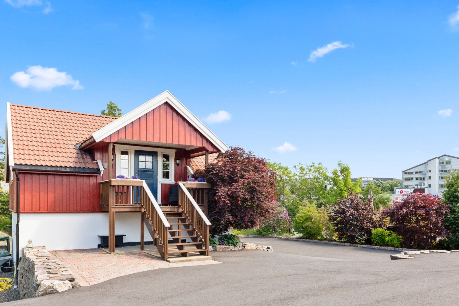 Den doblegarasjen ble også bygget i 2009 og har en godkjent utleie leilighet som har vært utleid for 7.500 kr pr mnd. Galleribilde