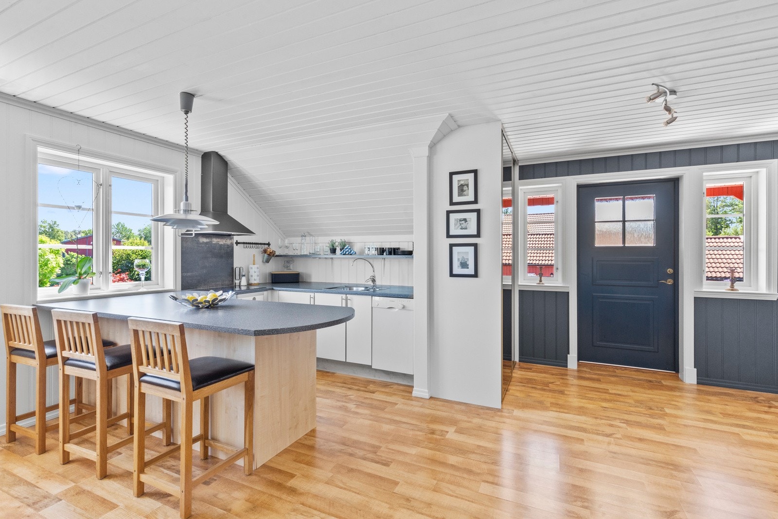 Leiligheten har en åpen stue- kjøkkenløsning, soverom og baderom. Galleribilde