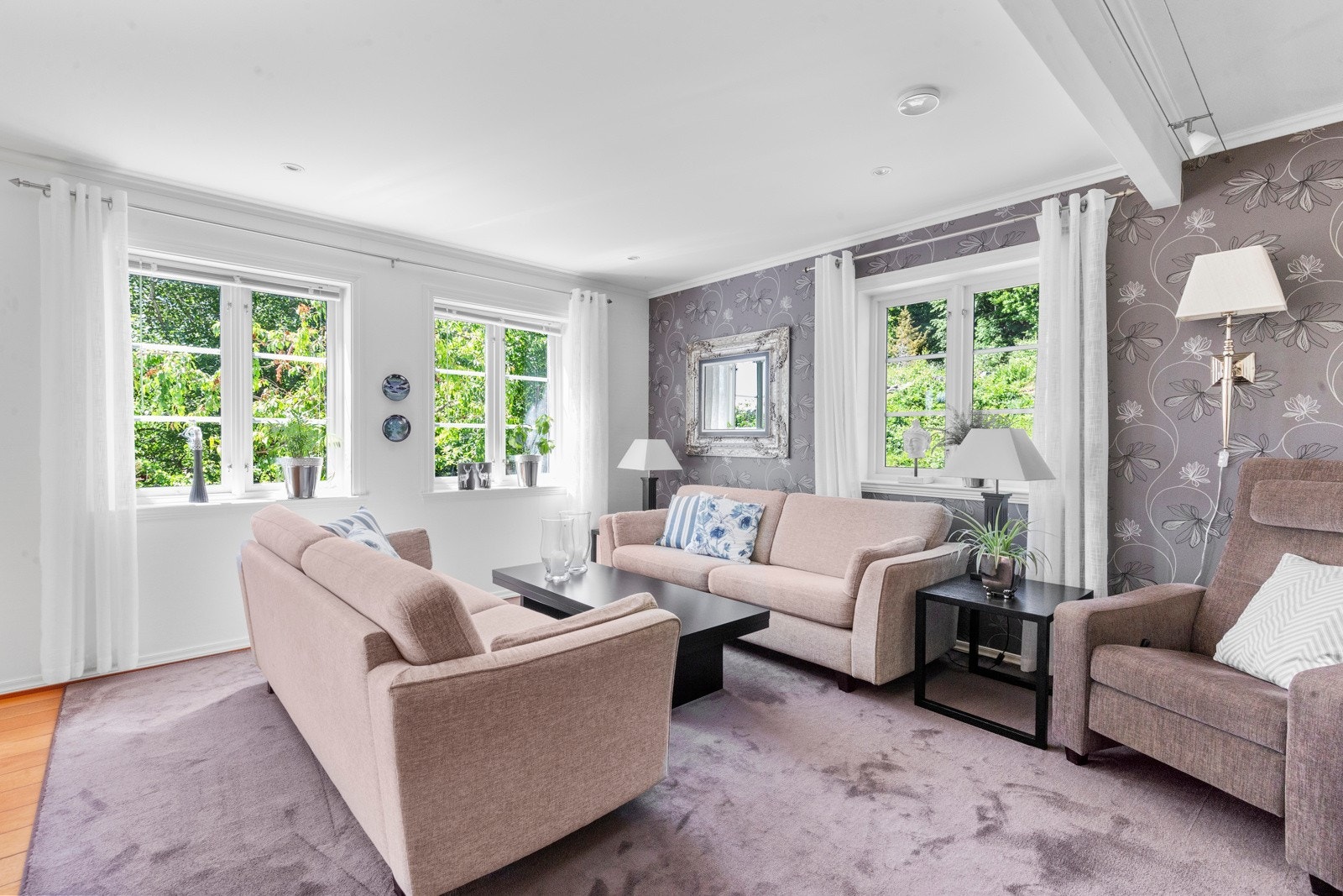 Stuen er romslig med god plass til sofagruppe, TV og annet møblement. Galleribilde