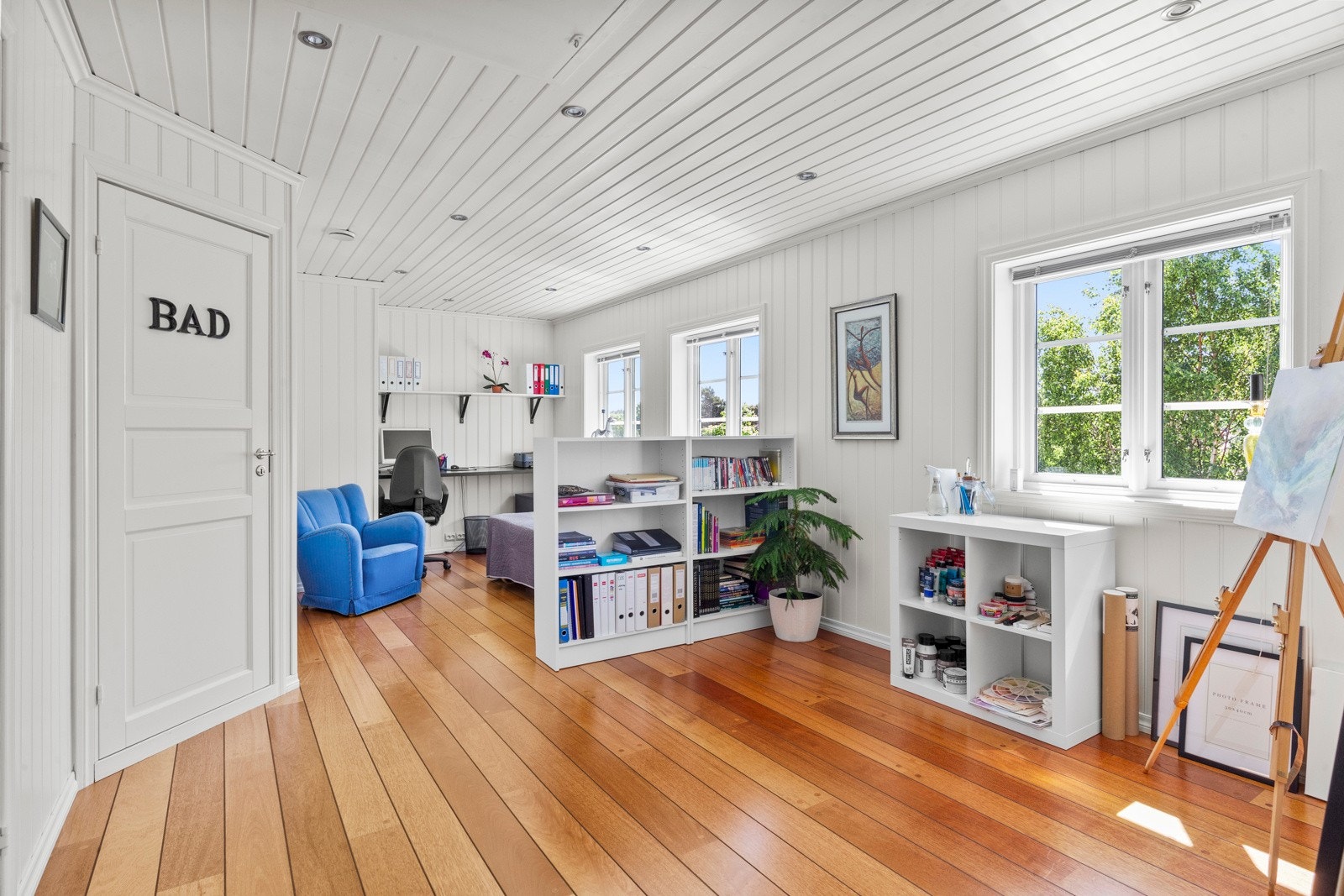 I 2. etasje finner man en praktisk TV stue som i dag har vært innredet som kontor og hobbyrom. Galleribilde