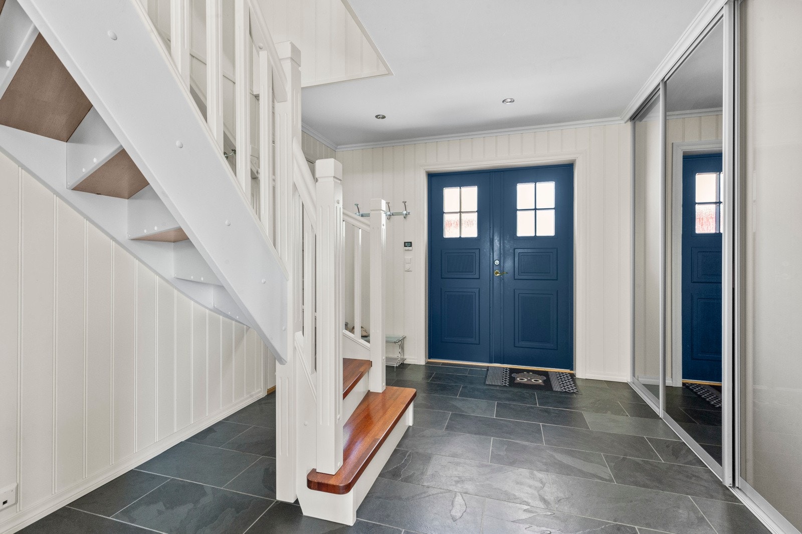 Du ønskes velkommen inn i en lekker hall med god lagringskapasitet. Galleribilde