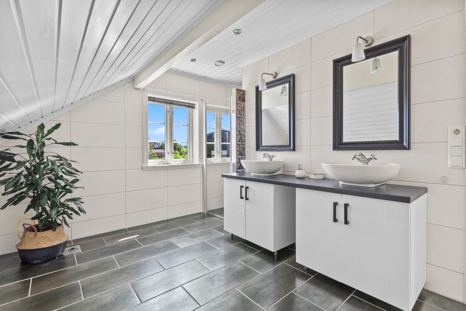 Baderommet har en god størrelse og har flislagte vegger og gulv. Det er vannbåren varme i gulvet. Galleribilde