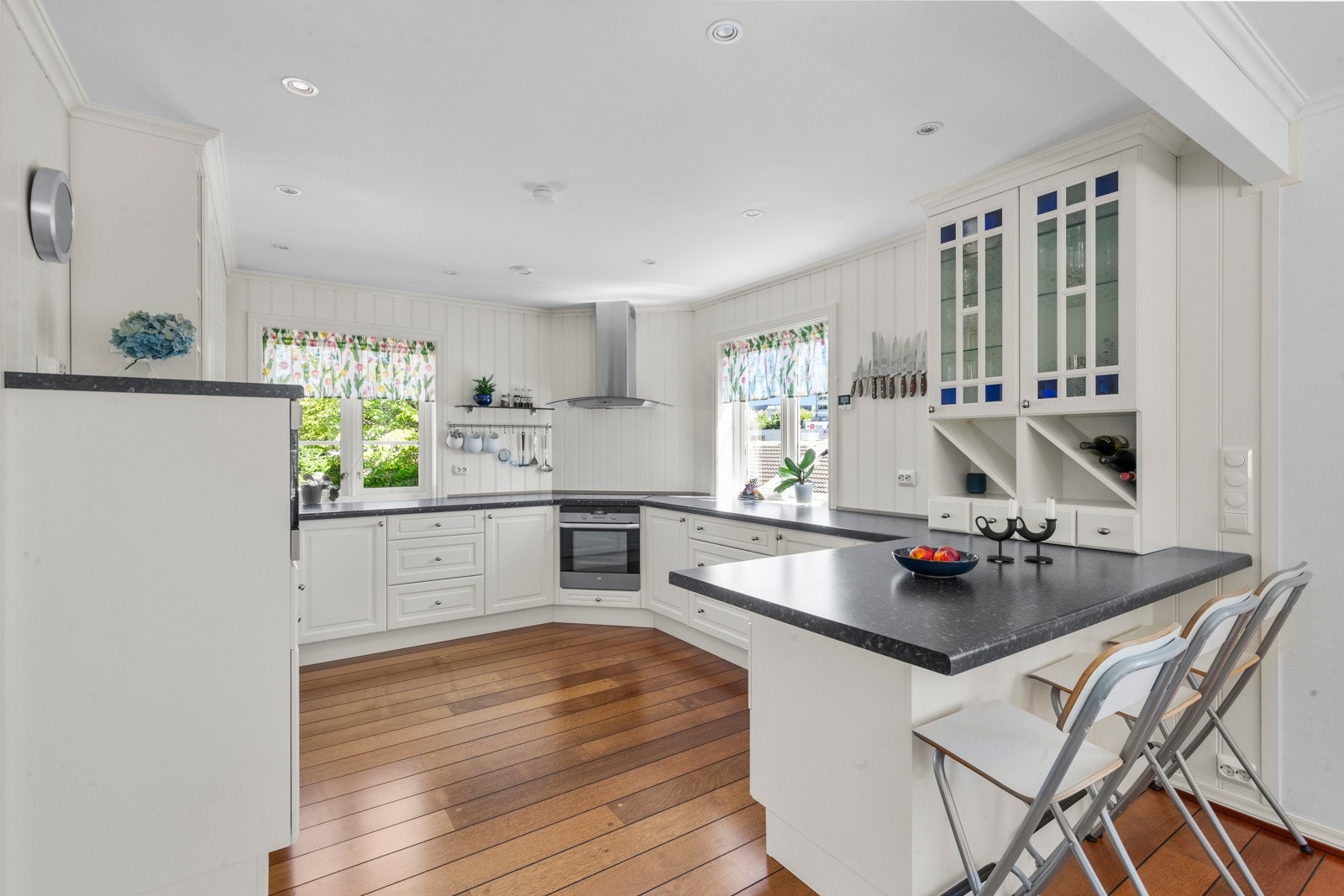 Smakfull kjøkkeninnredning fra Stray med god skap og benkeplass. Galleribilde