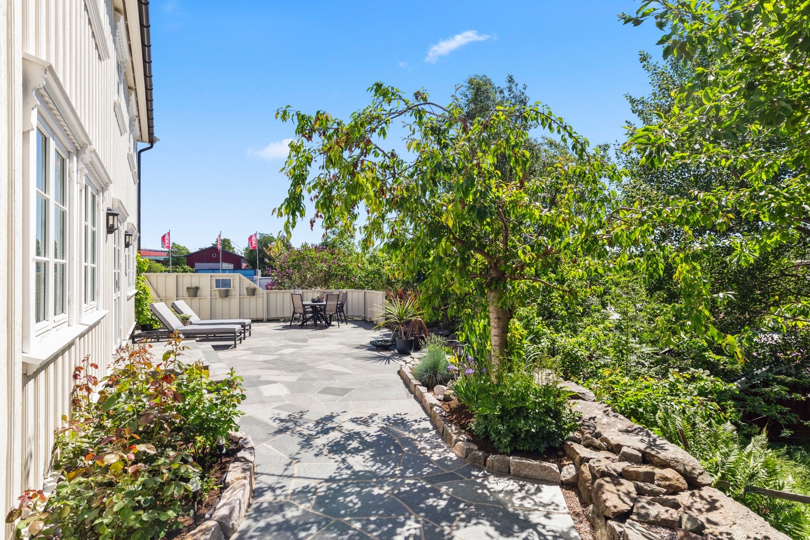 Uteplassene er omkranset av grønne arealer. Galleribilde