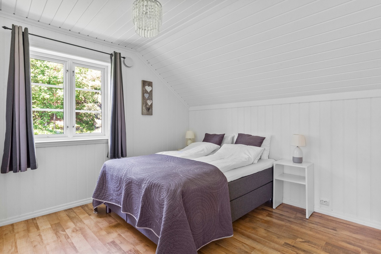 Soverommet har en god størrelse og det er plass til dobbeltseng, nattbord og garderobe. Galleribilde