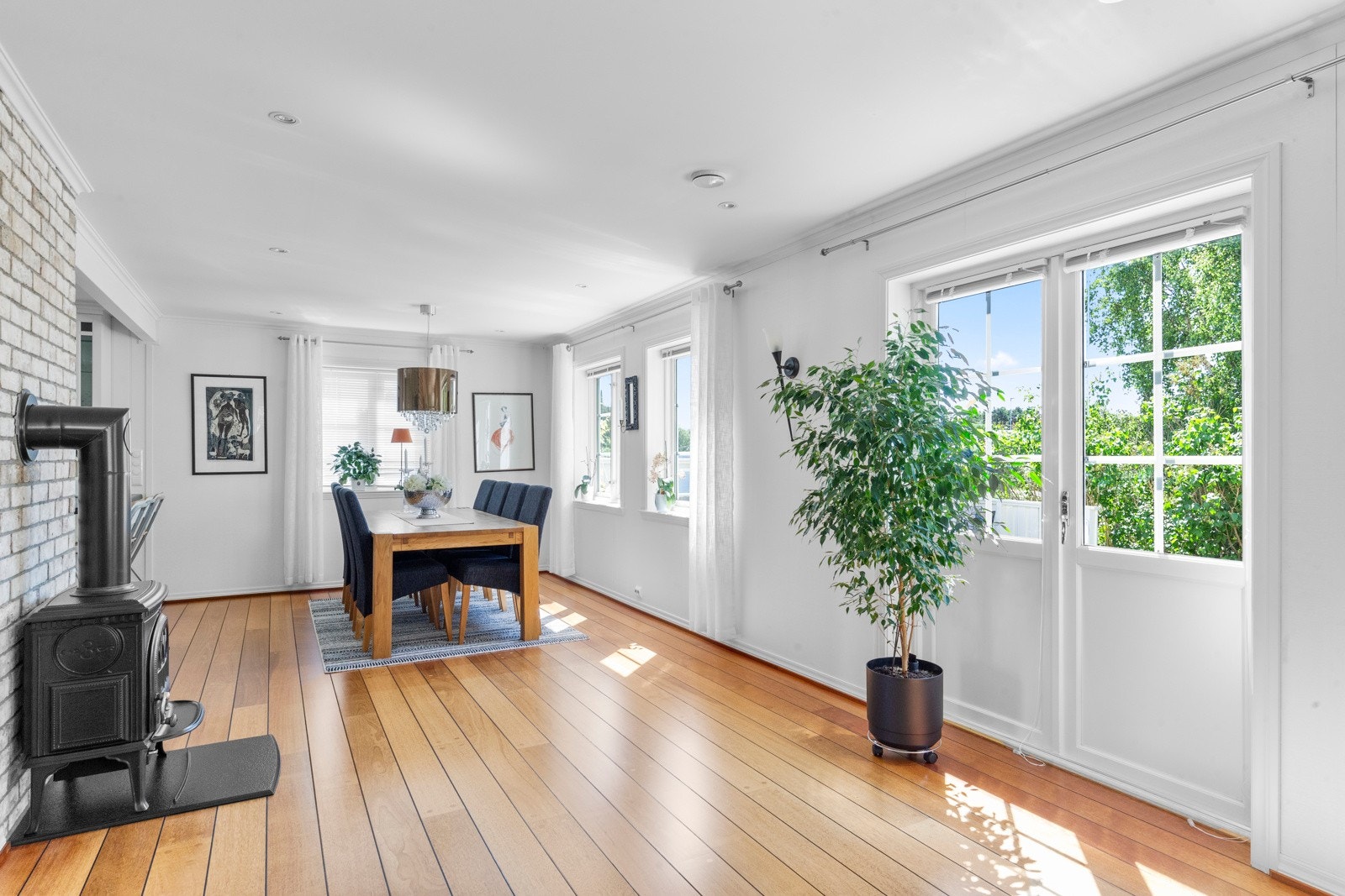 Store vindusflater slipper inn rikelig med naturlig lys. Galleribilde