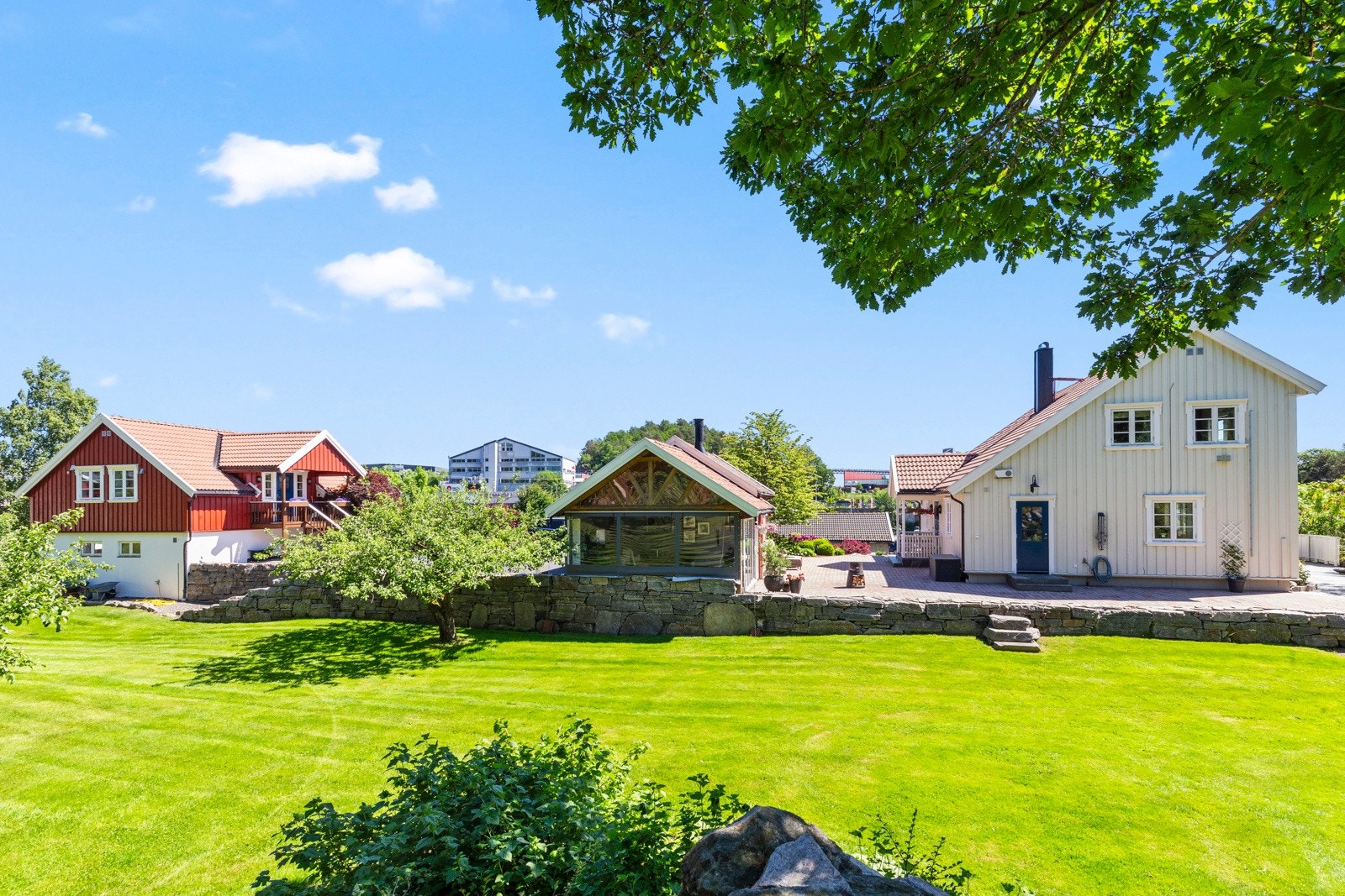 En meget pen enebolig fra 2009 med stor tomt, dobbelgarasje med utleiedel, hangar med leieinntekter og båtplass Galleribilde