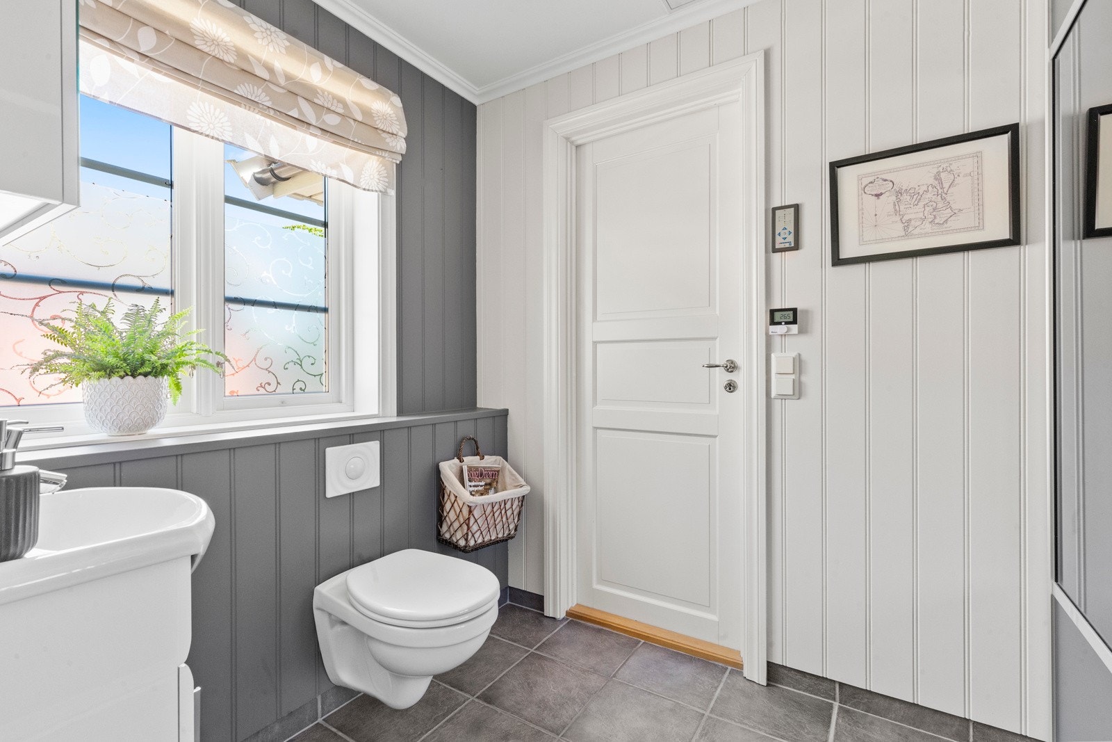 På toalettrommet er det vegghengt toalett og servant. Det er også lagt opp rør hvis man ønsker å installere en dusj. Galleribilde