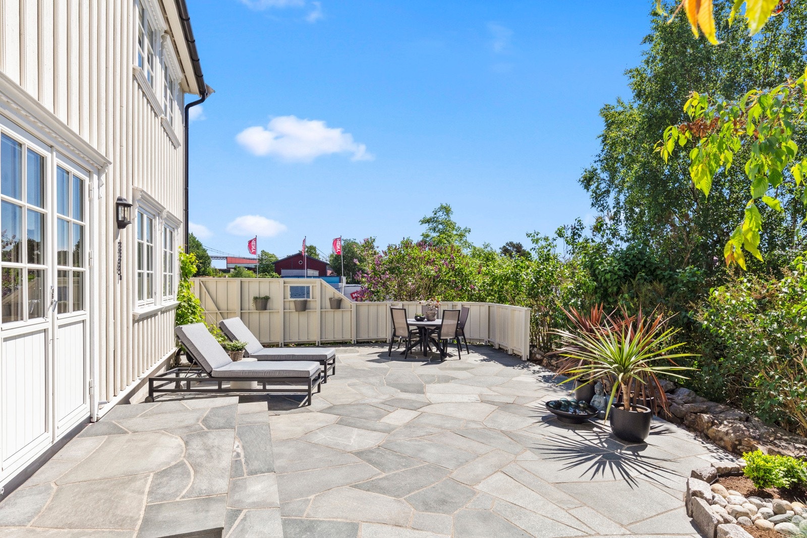 Fra stuen er det utgang til en pen skifterbelagt platting med minimalt med innsyn. Galleribilde