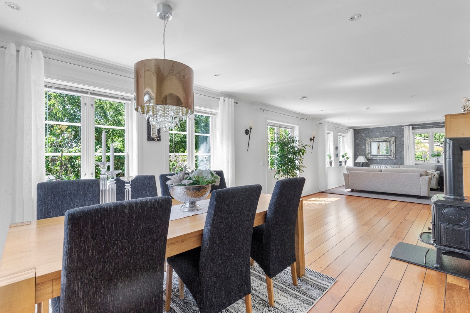 I stuen er det god plass til en spisegruppe, her man man invitere til hyggelig selskap. Galleribilde