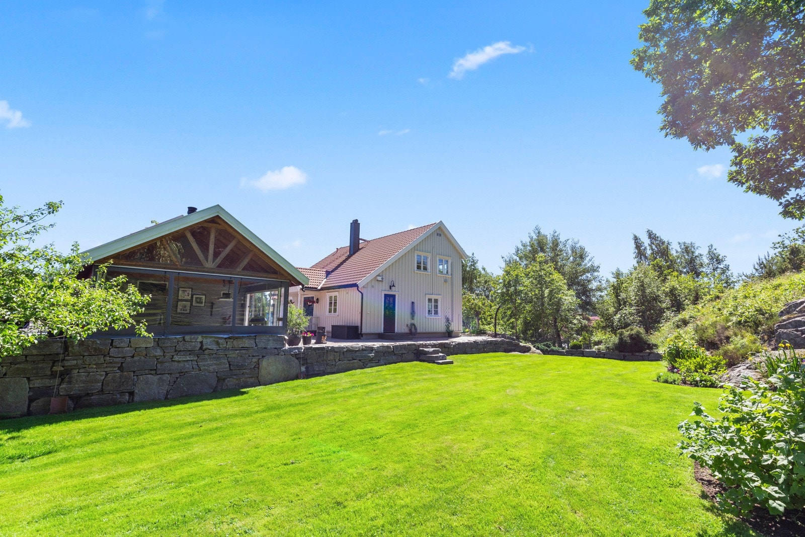 Hagen er en drøm for både store og små, med en flat og stor plen som er perfekt for fotballkamp og andre aktiviteter. Galleribilde