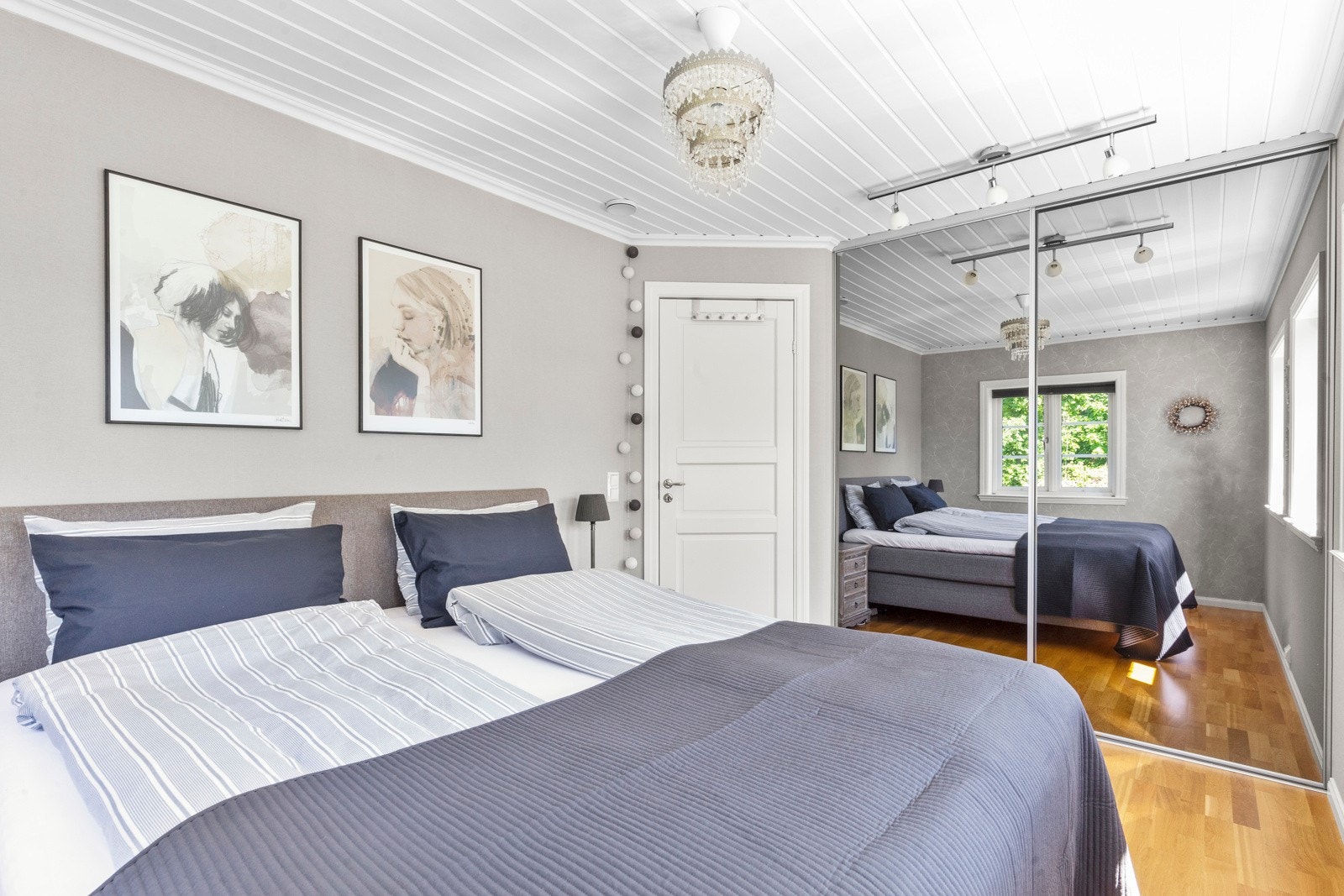 Den innebygde garderoben har god lagringskapasitet og et praktisk speil. Galleribilde