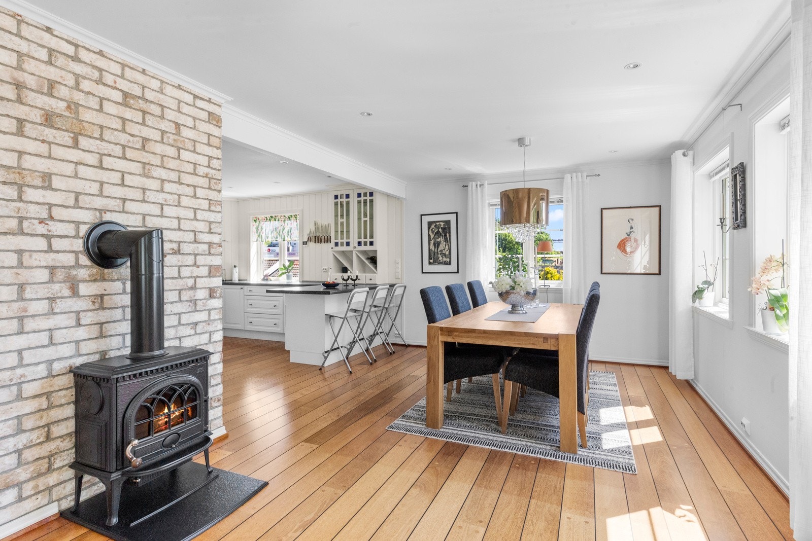 En hyggelig peisovn skaper en varm og koselig atmosfære på mørke kvelder. Galleribilde