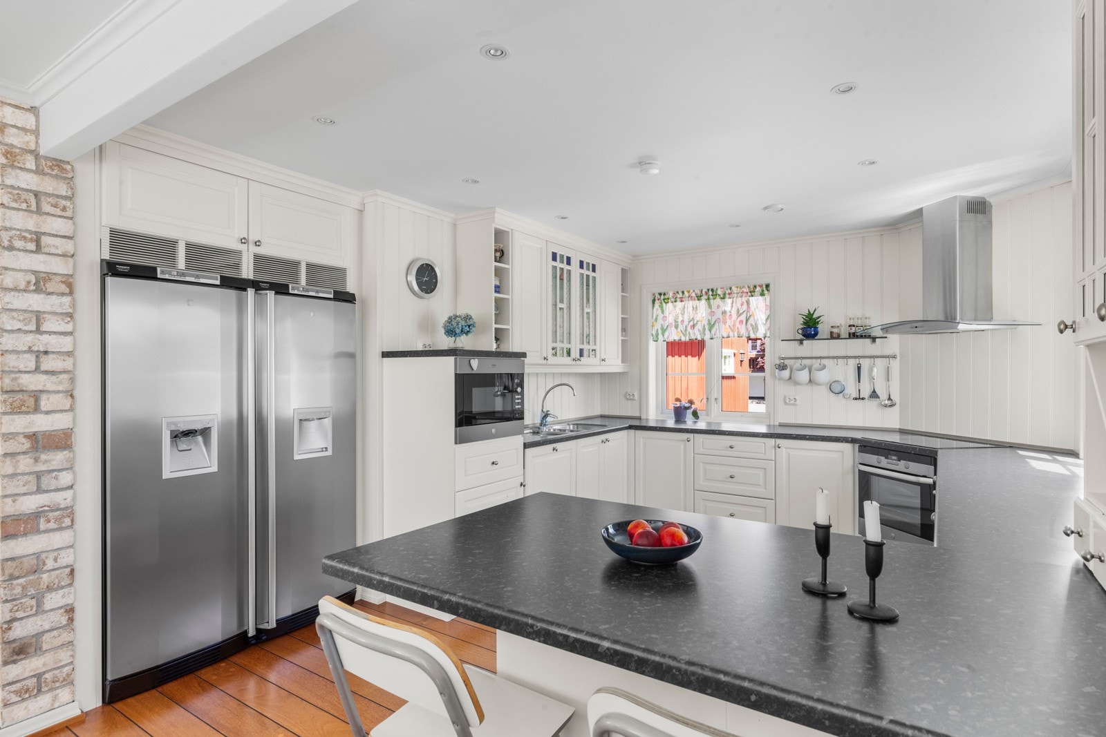 Følgende hvitevarer medfølger i salget: induksjonstopp, vaskemaskin, komfyr, side-by-side kjøleskap med fryser og isbitdispenser Galleribilde