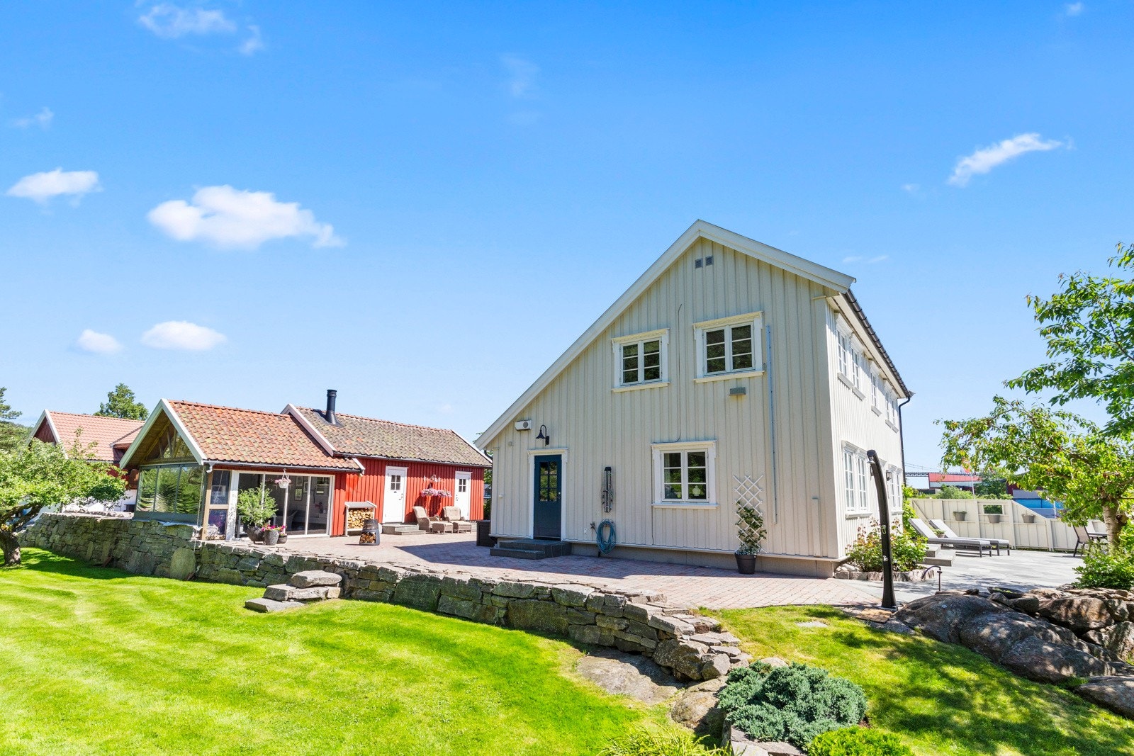 Eiendommen er opparbeidet med flere bed, prydbusker, eplehage, bærbusker og urtehage. Galleribilde