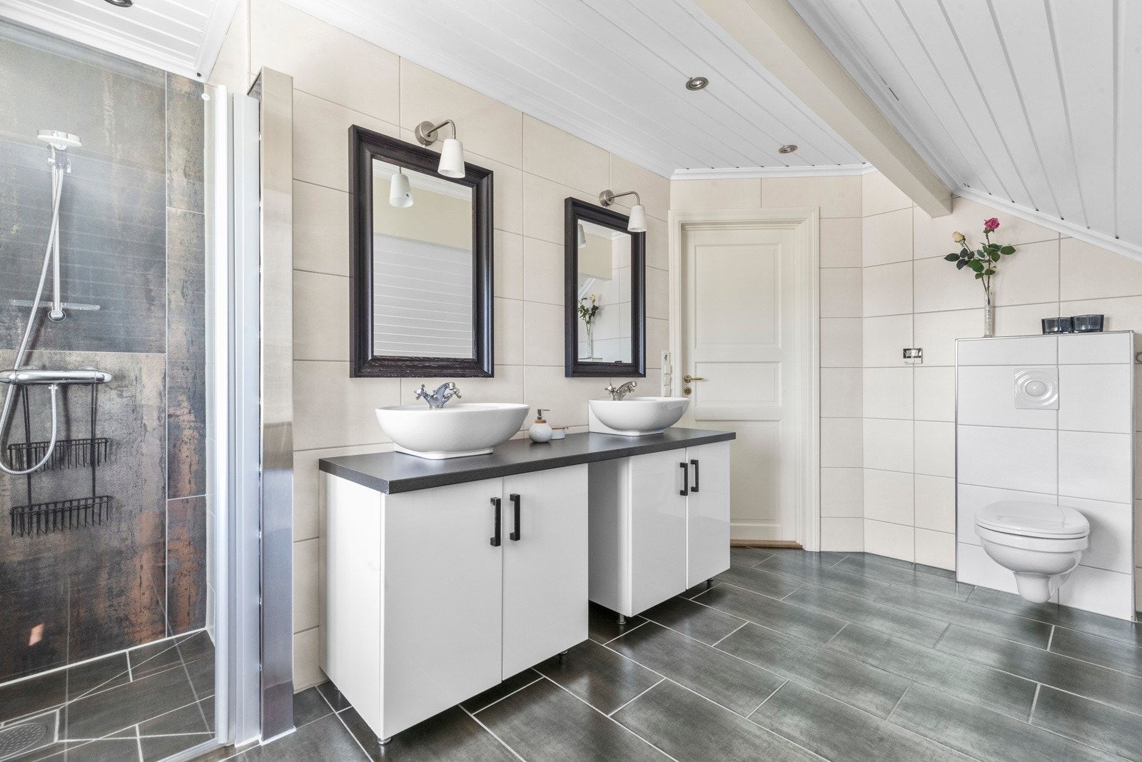 Badet er utstyrt med vegghengt toalett, dusjnisje og opplegg for badekar, samt dobbel servantinnredning med underskap i høyglans utførelse. Galleribilde