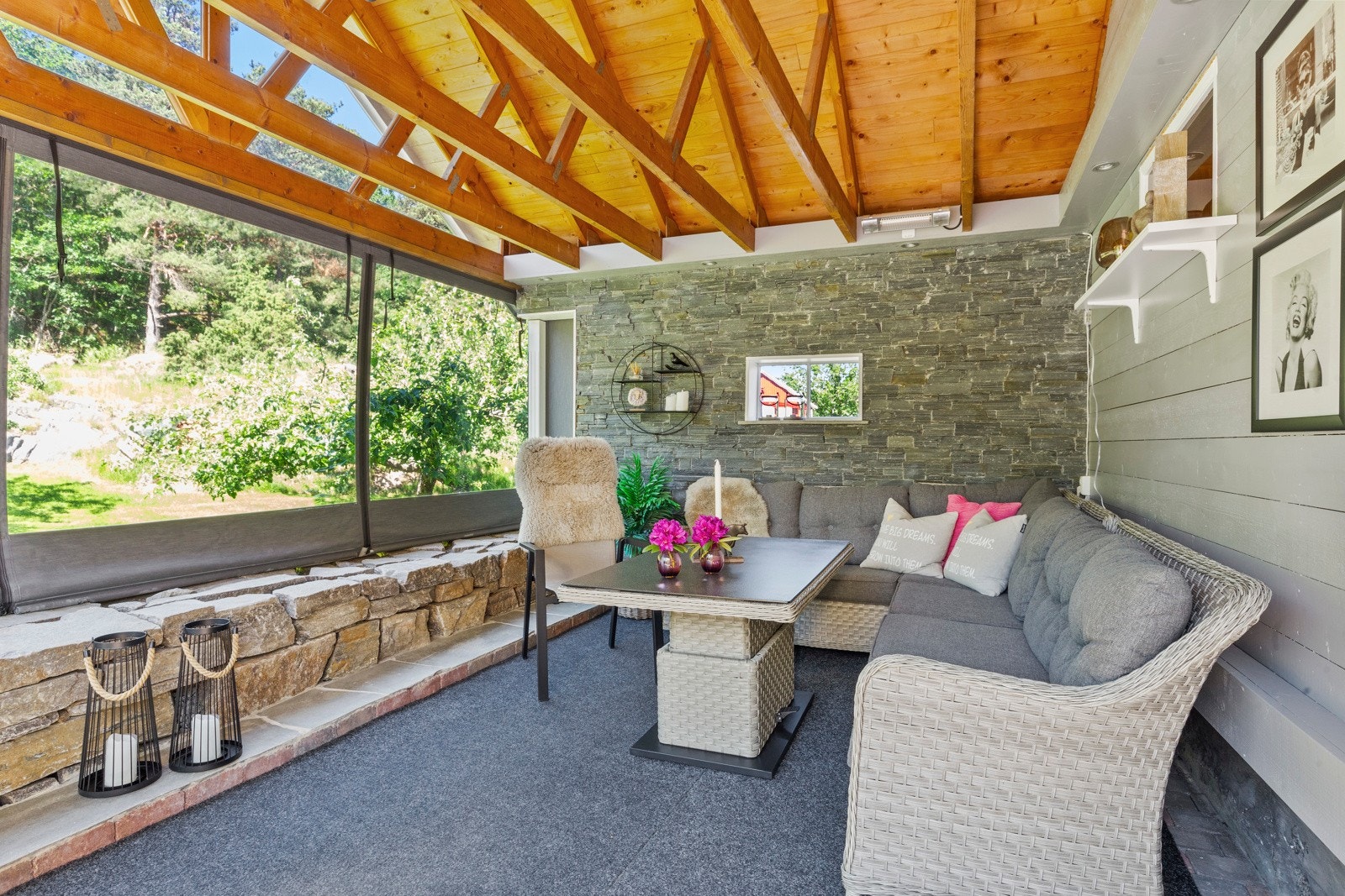 I sommerstuen kan man nyte sene sommerkvelder i godt selsskap. Galleribilde