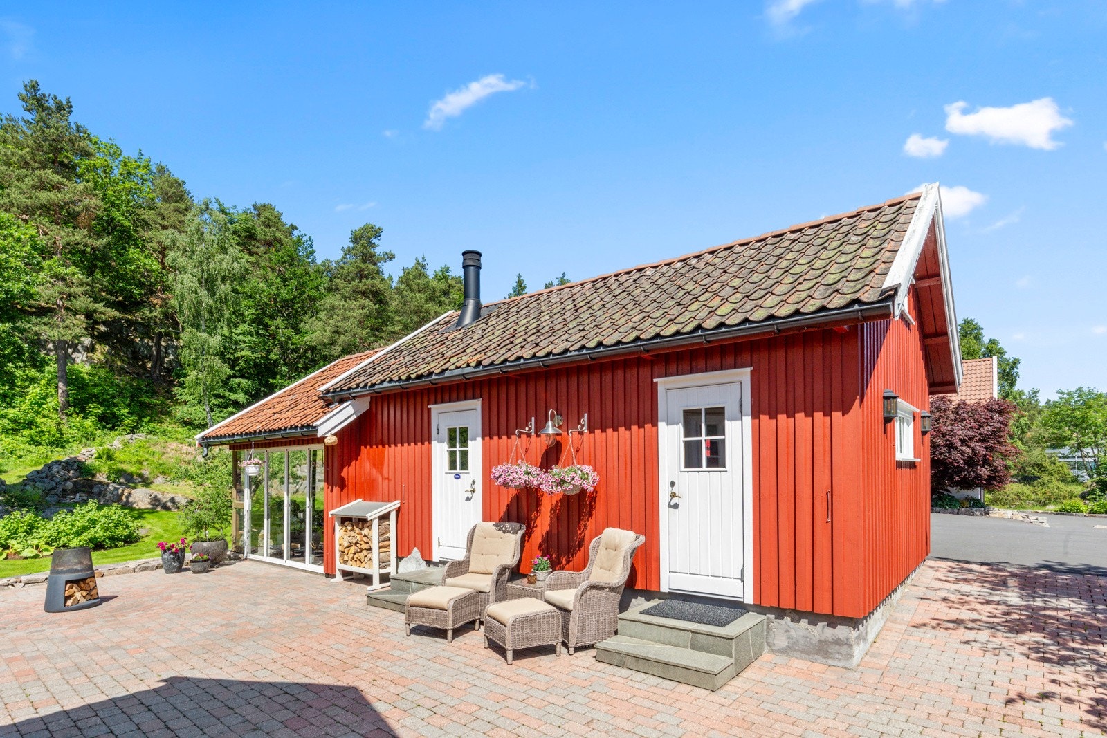 På eiendommen finner man et anneks med sommerstue, badstue og lagring. Galleribilde