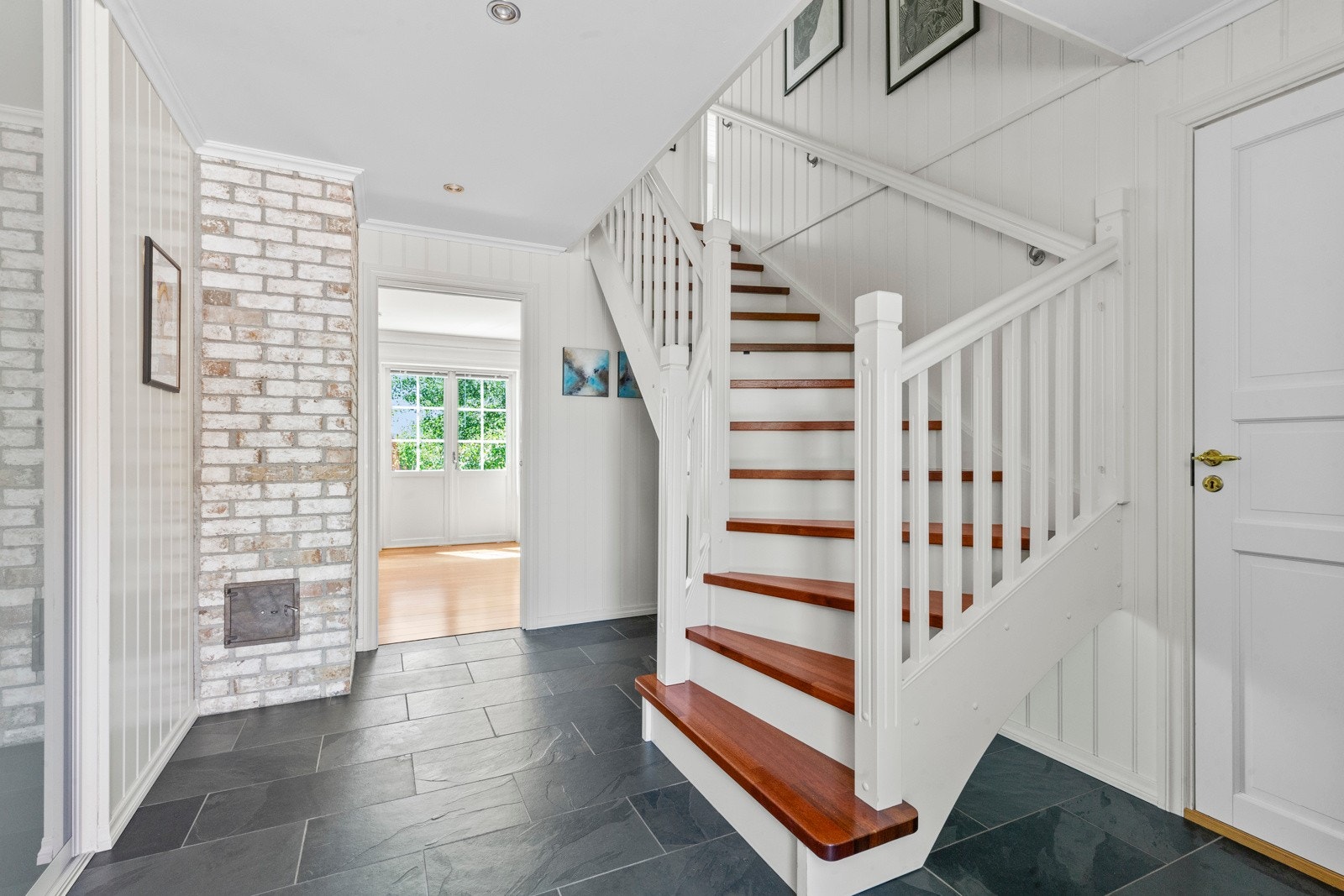 Det er lagt vannbåren varme i hele hovedetasjen samt baderommet i 2.etasje. Galleribilde