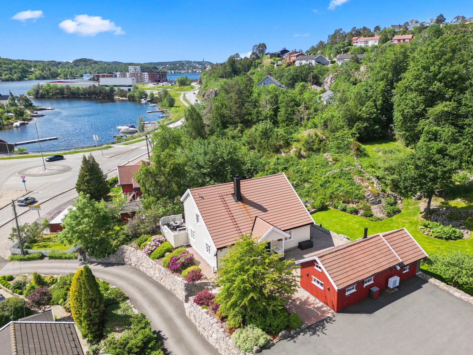 Det medfølger også en tinglyst båtplass ved Krøgeneskilen kun 2 minutters gange unna boligen. Galleribilde