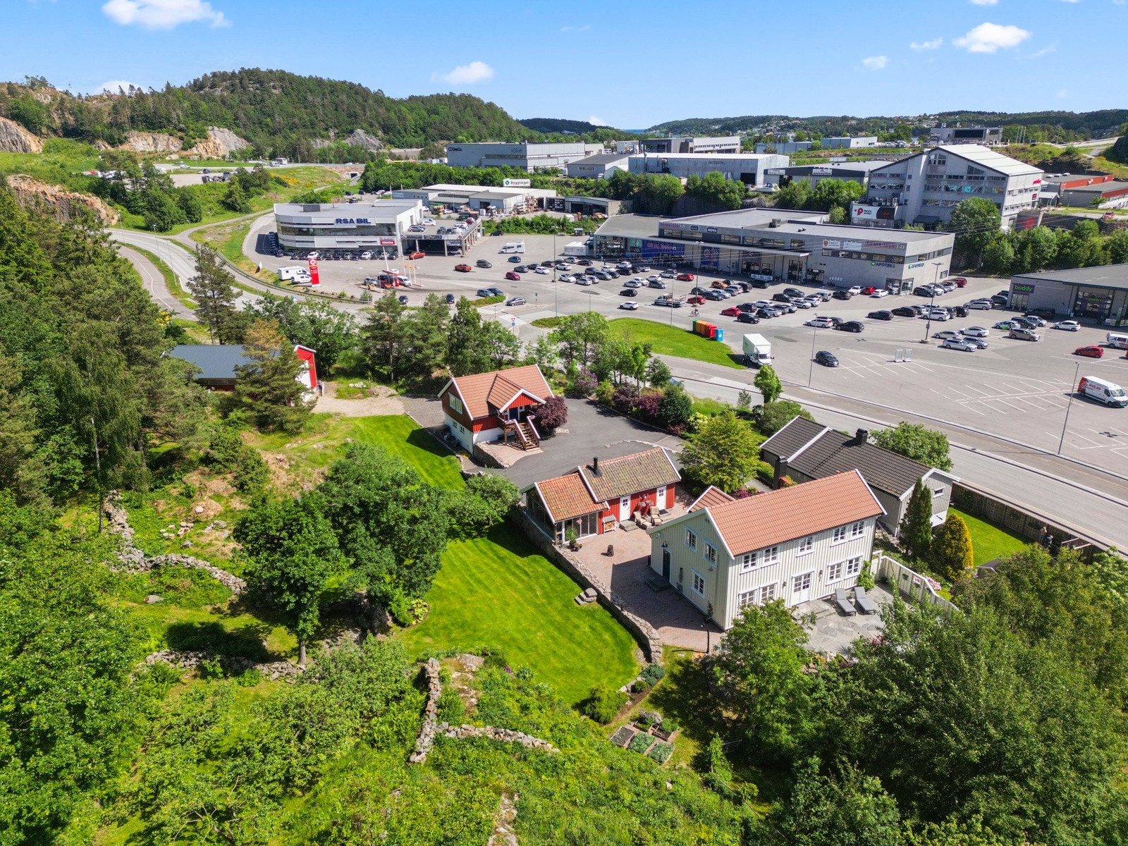 Eiendommen har en sentral men tilbaketrukket beliggenhet på Krøgenes. Galleribilde