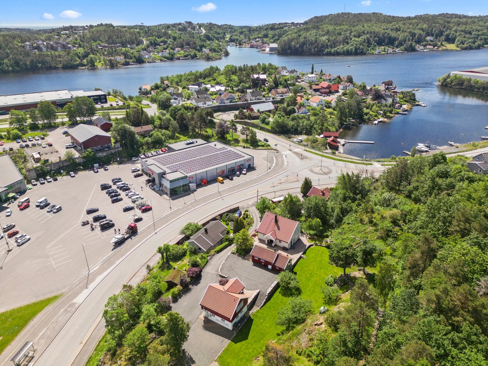 Nærmeste handelsområde er Krøgenes, som ligger rett ved. Her finner du en rekke butikker, dagligvareforretninger og andre tjenester som dekker de fleste behov. Galleribilde