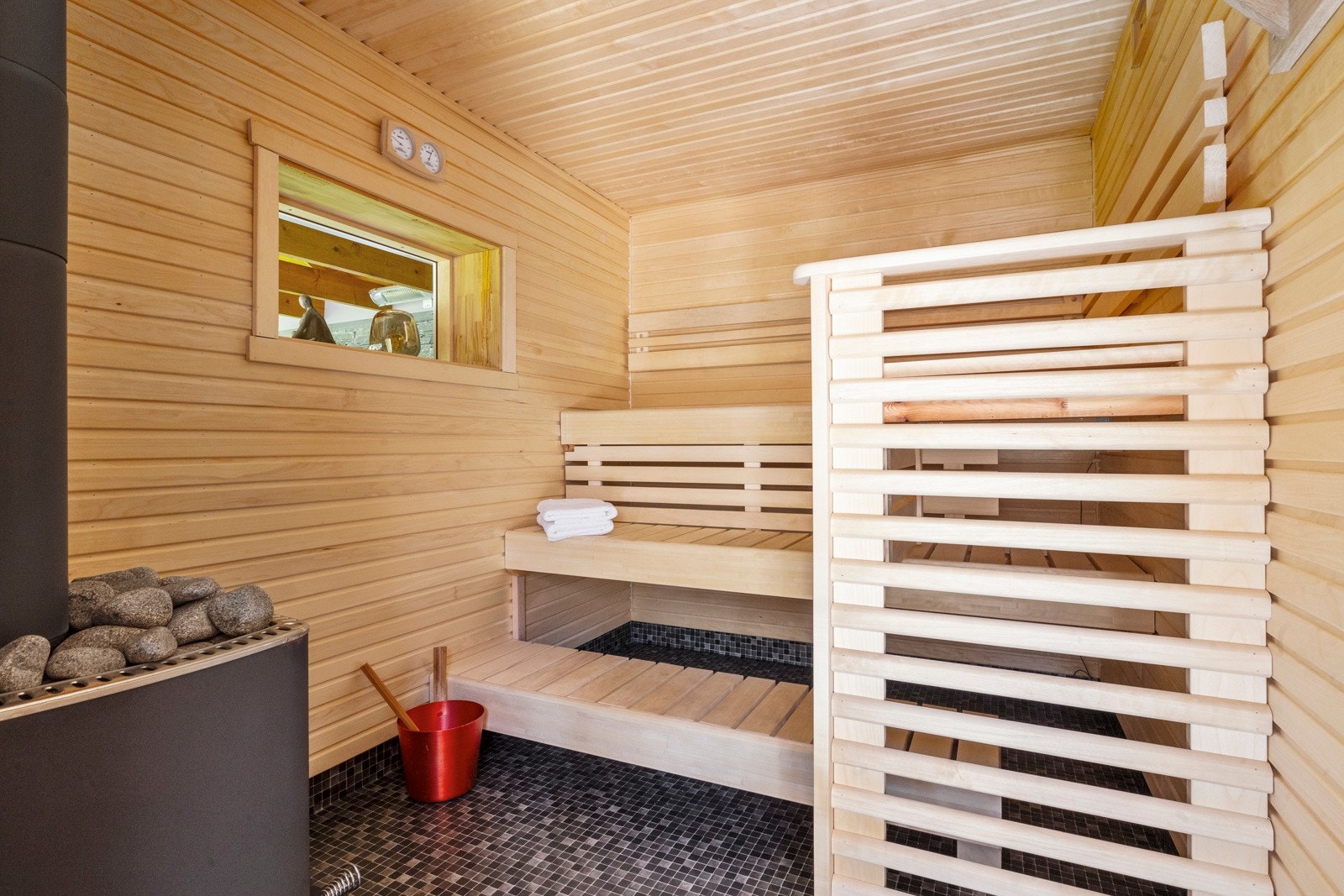 Det er bygget en badstue for litt ekstra luksus i hverdagen. Galleribilde