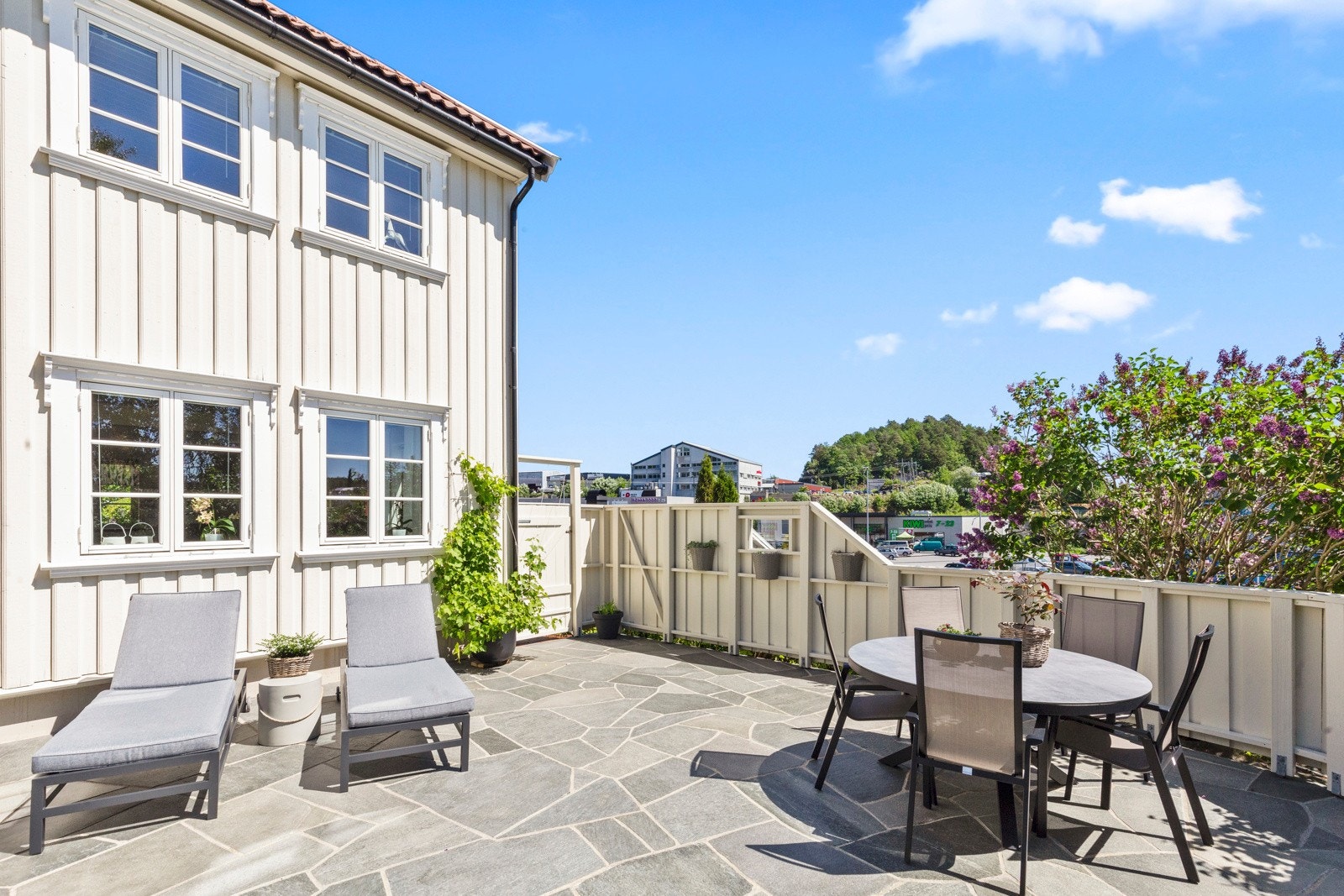 På plattingen er det gode solforhold med sol fra formiddagen til kvelden. Galleribilde