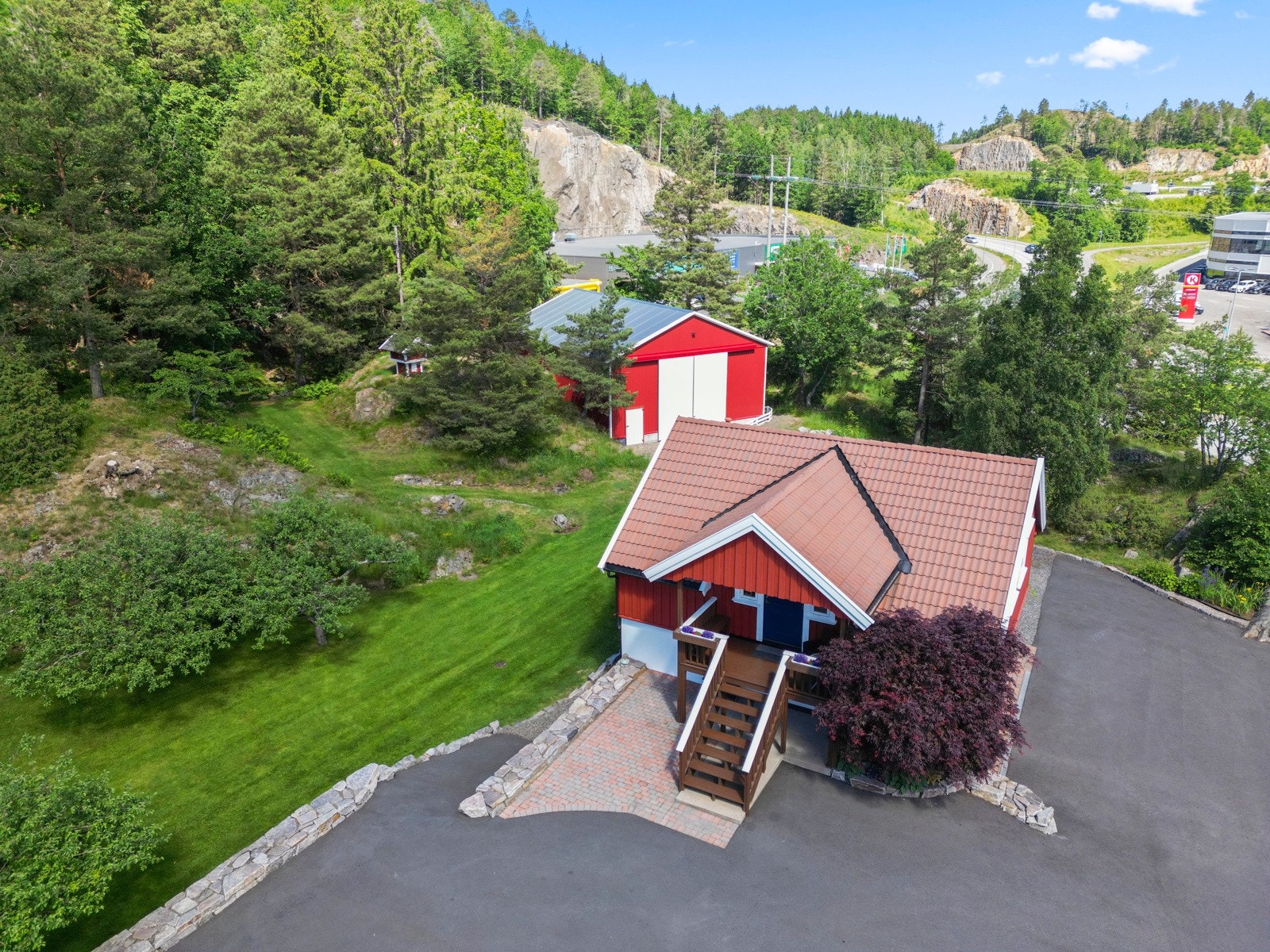 Tomten er fordelt på 2 parseller og har bl.a. en parsell mot vest, som er regulert til boligformål. Parsellen har tinglyst veirett fra industriområdet og inn til eiendommen. Galleribilde