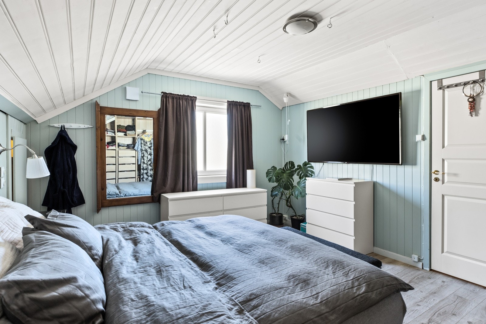 Stort soverom med rikelig plass til seng, skrivepult og god oppbevaringsplass for klær. Galleribilde