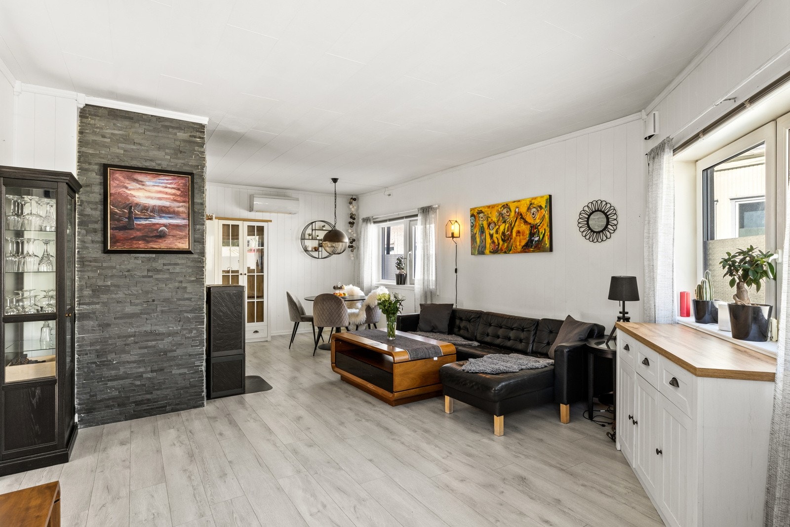 Boligen varmes opp med Daikin varmepumpe, vedovn og panelovner. Galleribilde